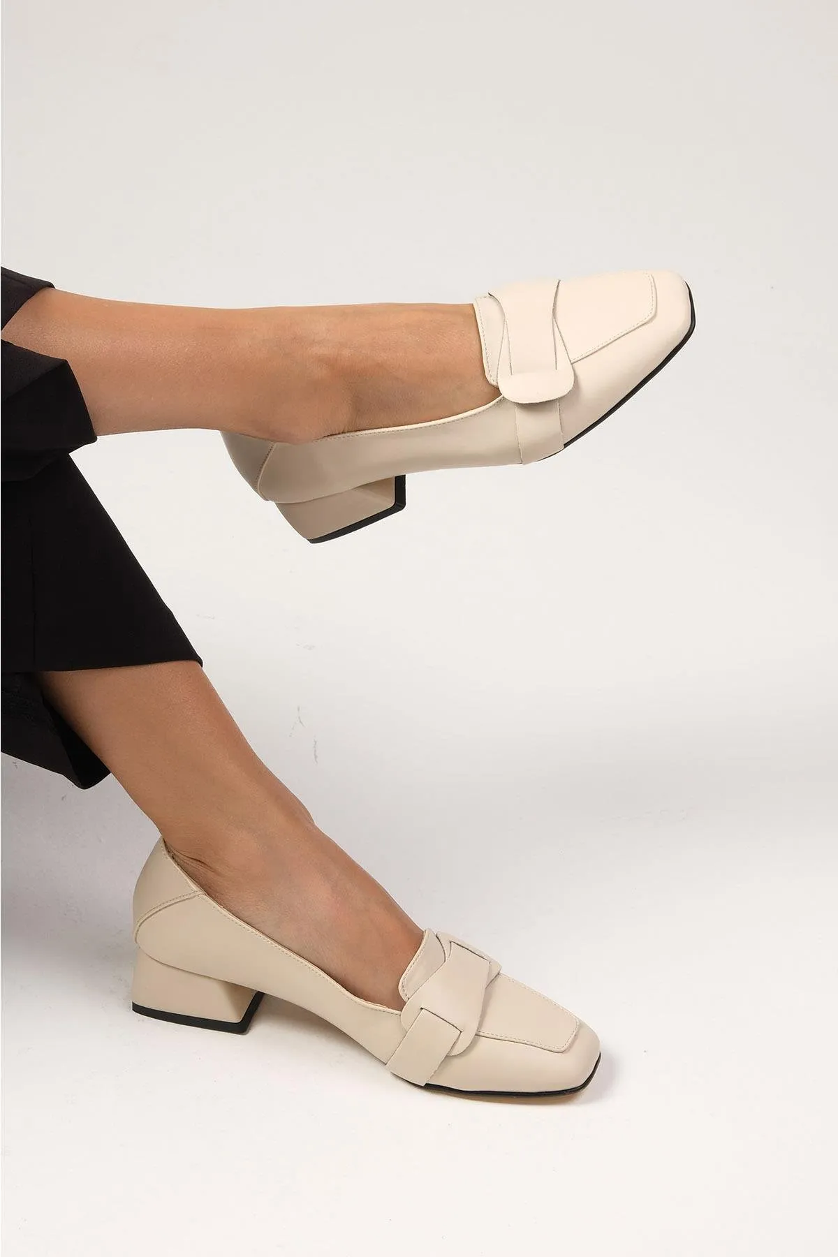 Mio Gusto  Anneka Beigefarbene, stumpfe Damenschuhe mit kurzem Absatz