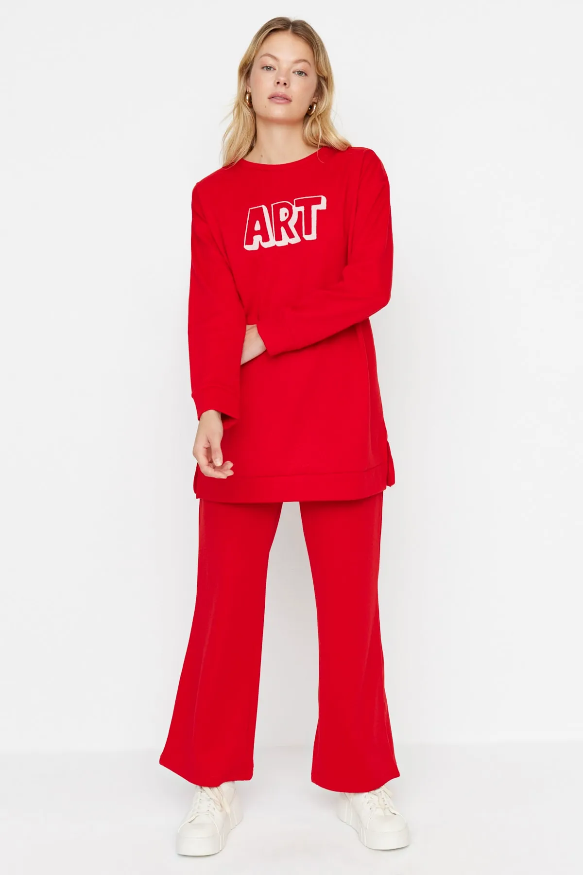 Trendyol Modest  Roter, weicher gestrickter Trainingsanzug mit Slogan-Aufdruck TCTAW23EN00061
