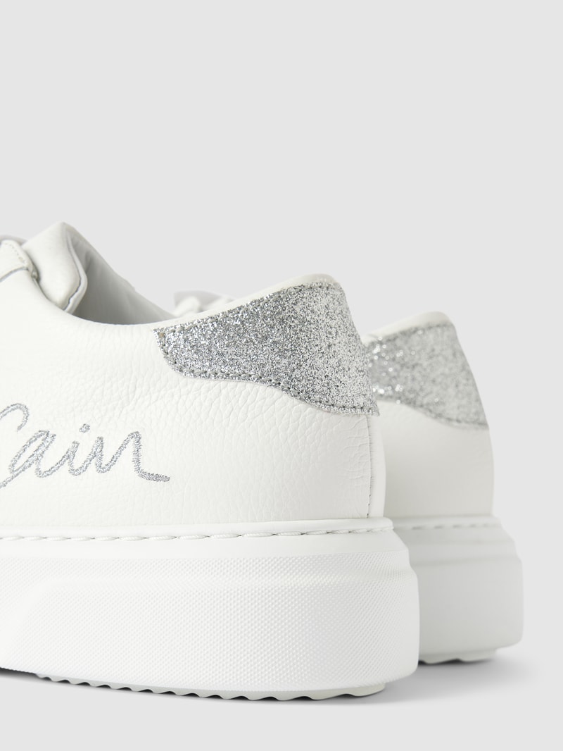 Sneaker aus Leder mit Label-Stitching in weiß