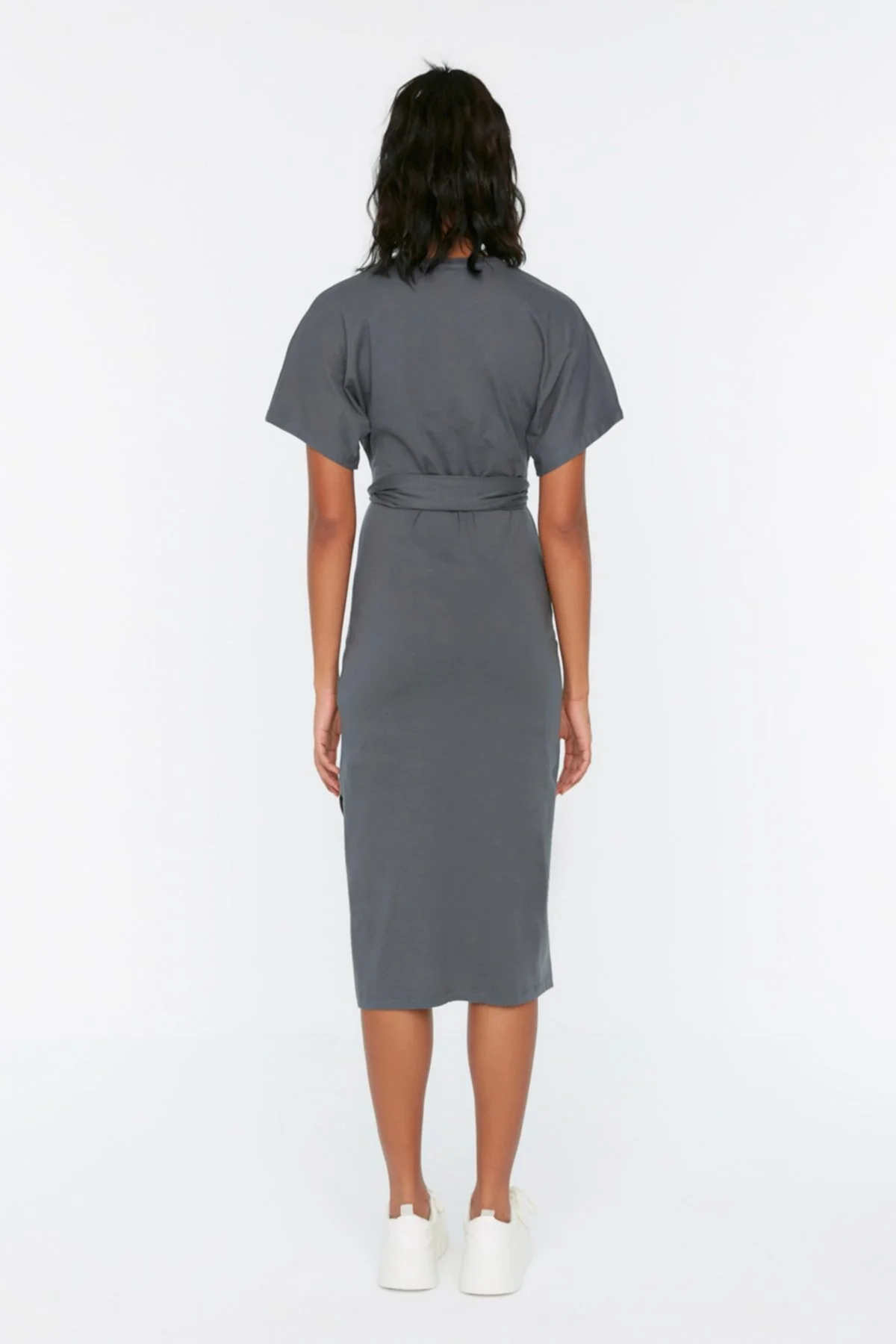 Trendyol Collection  Anthrazitfarbenes, tailliertes Midi-Bleistiftkleid aus 100 % Baumwolle mit Schlitz und Bindedetail TWOSS21EL0404