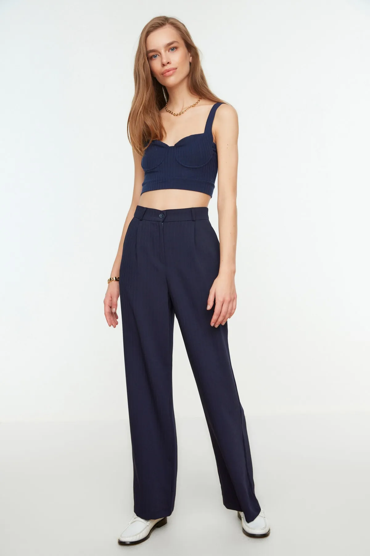 Trendyol Collection  Marineblaue Hose mit hohem Bund und weitem Bein / Gestreifte Webhose mit weitem Bein TWOSS22PL0100