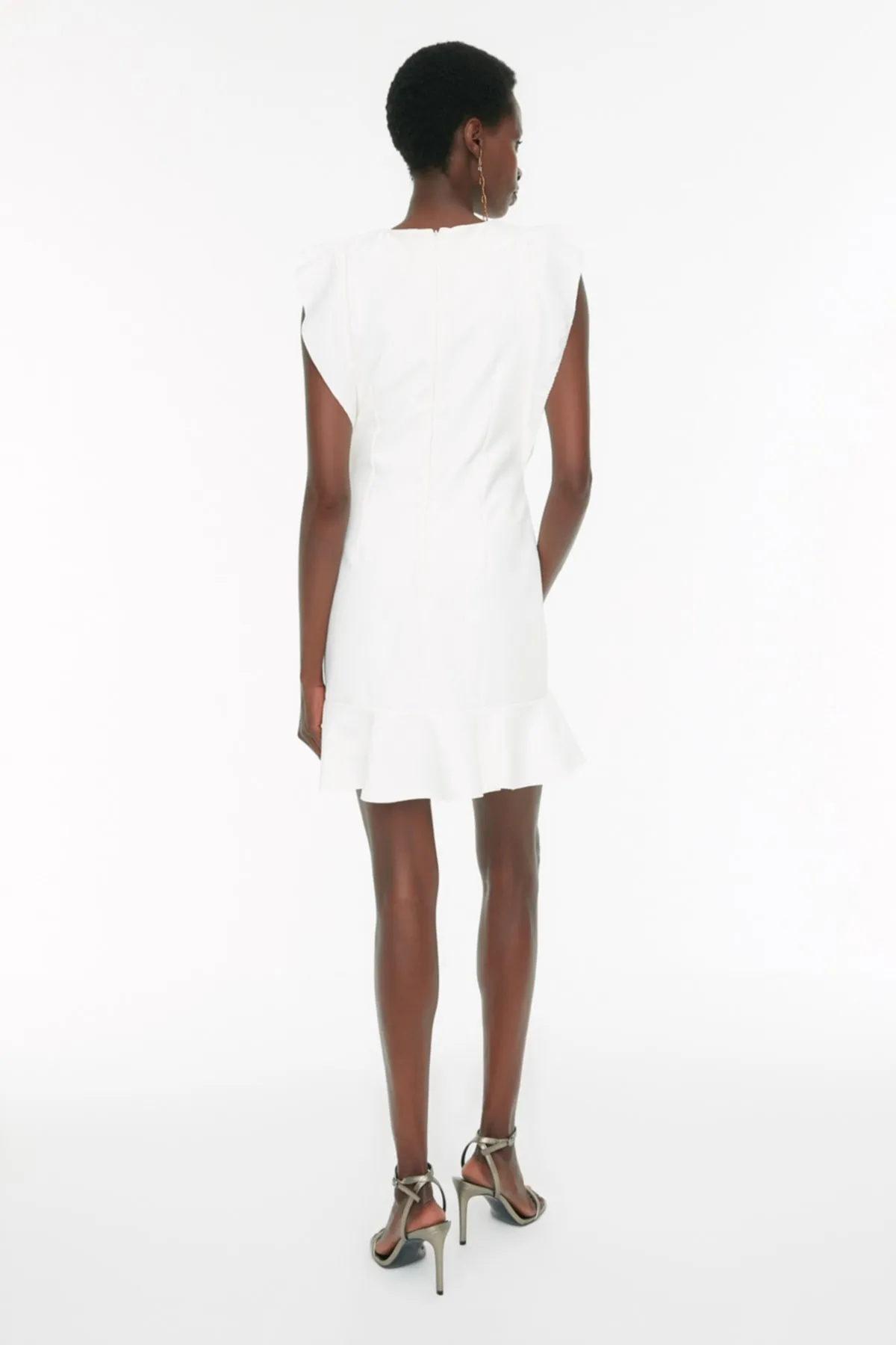 Trendyol Collection  Ecru, figurbetontes, figurbetontes Kleid aus Webstoff mit Mini-Rüschen und Rundhalsausschnitt TWOSS19XB0075