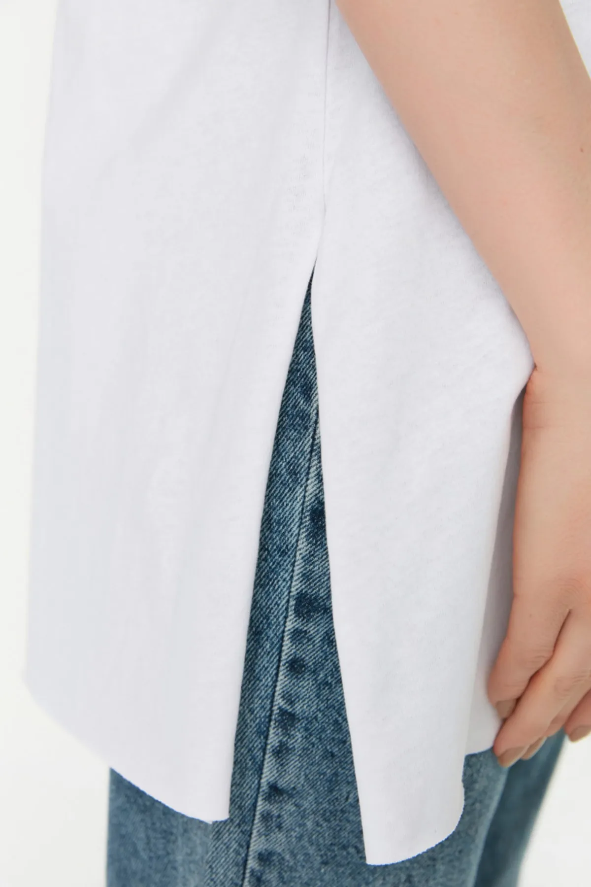 Trendyol Modest  Marineblau-weißes Basic-Strick-T-Shirt mit Schlitz und detailliertem Rundhalsausschnitt im 2er-Pack TCTSS21UK0009