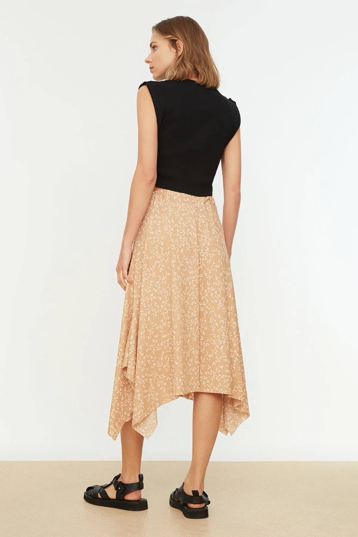 Trendyol Collection  Kamel gemusterter asymmetrischer Midi-Stretch-Strickrock mit Volant und hoher Taille TWOAW20ET0442