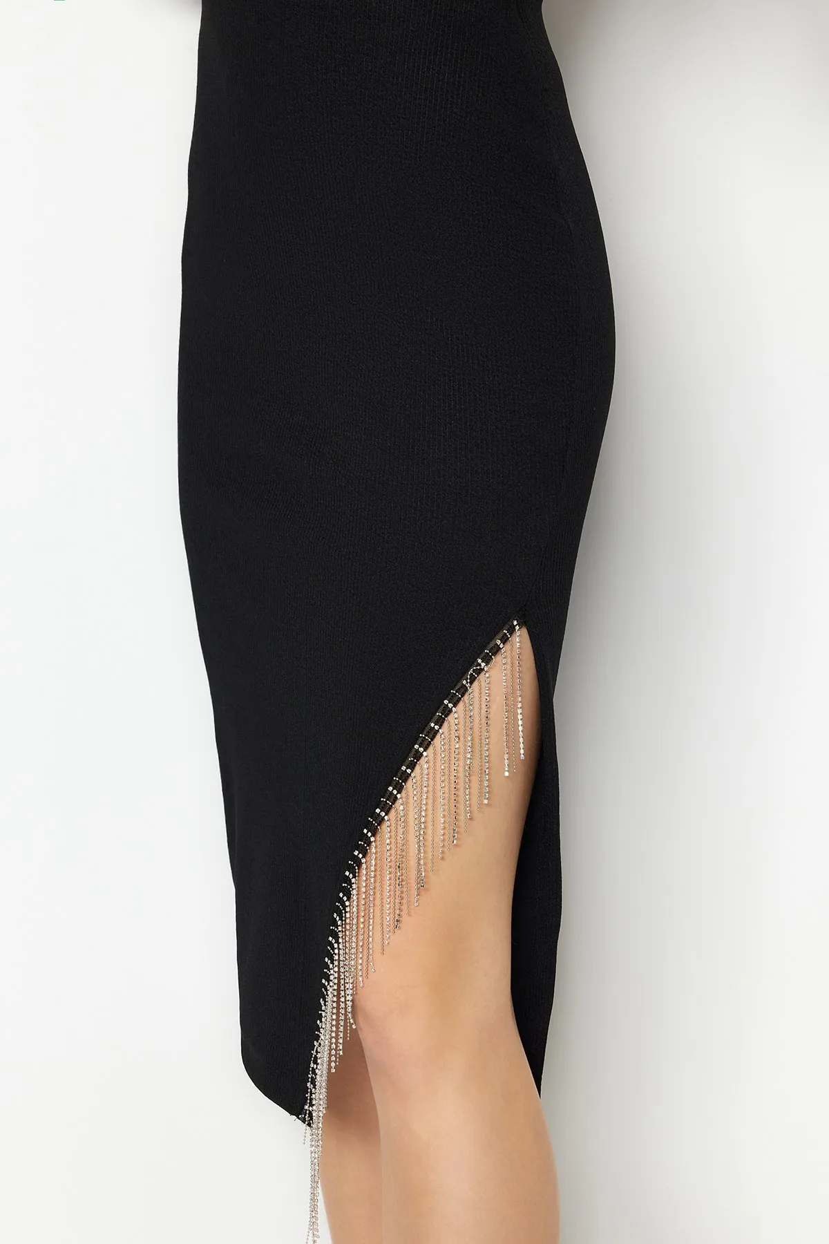 Trendyol Collection  Schwarzer asymmetrischer Strickrock mit glänzendem Schmuckstein TPRAW23ET00023