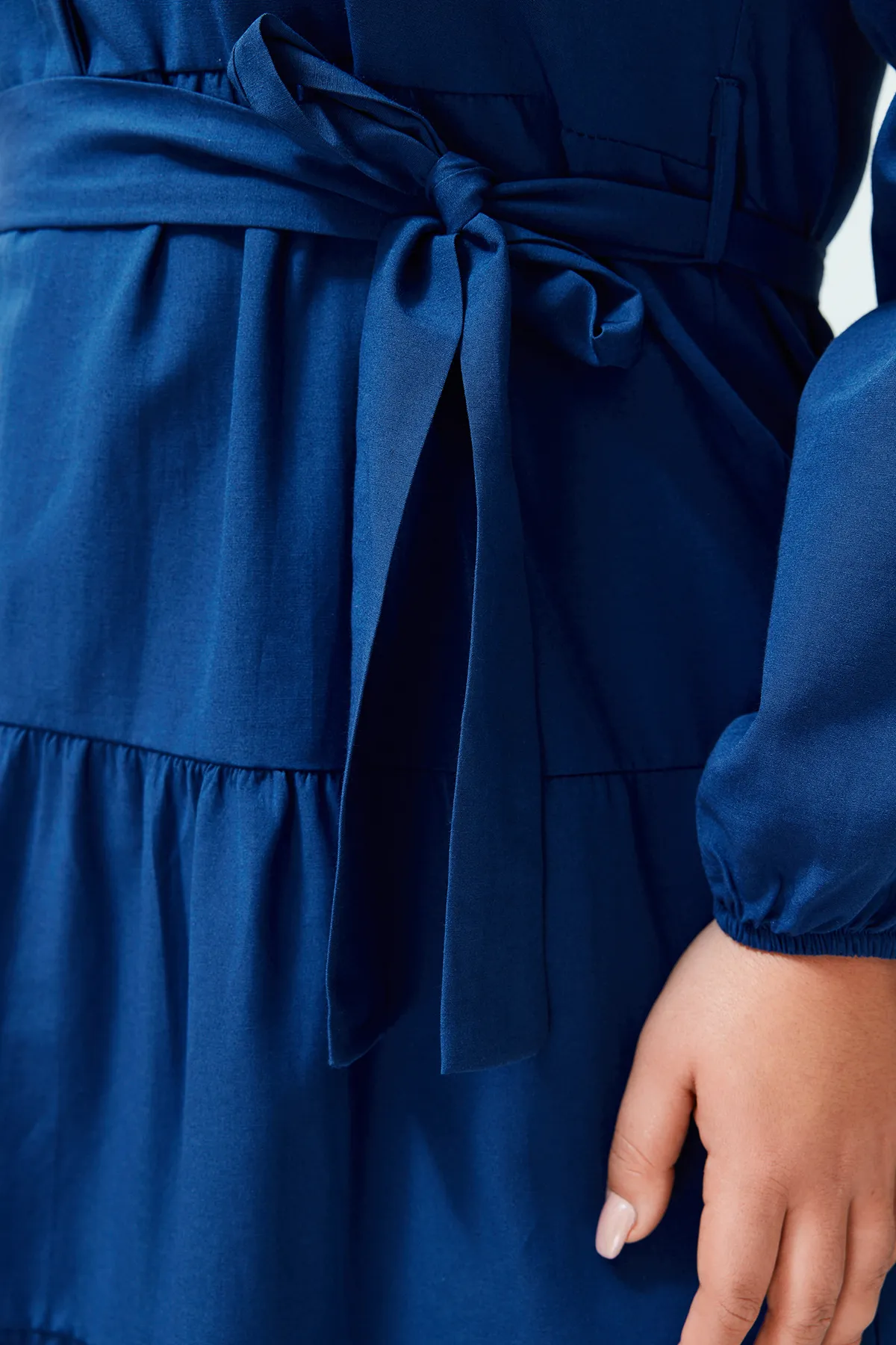 Trendyol Modest  Saks – Gewebtes Kleid mit Gürtel und Chefkragen und Knopfdetail TCTSS21EL3343