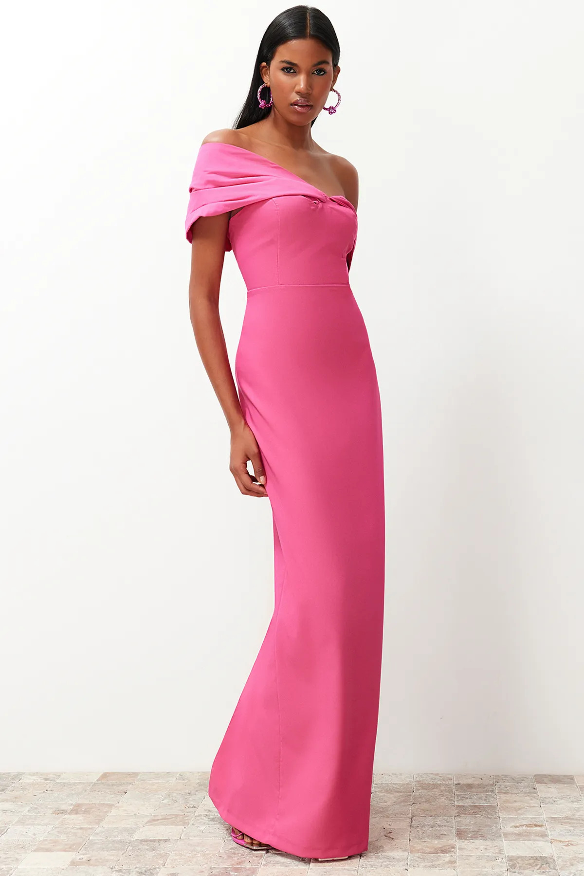 Trendyol Collection  Rosafarbenes, figurbetontes, asymmetrisches Popeline-Abendkleid mit detailliertem Kragen TPRSS24AE00084