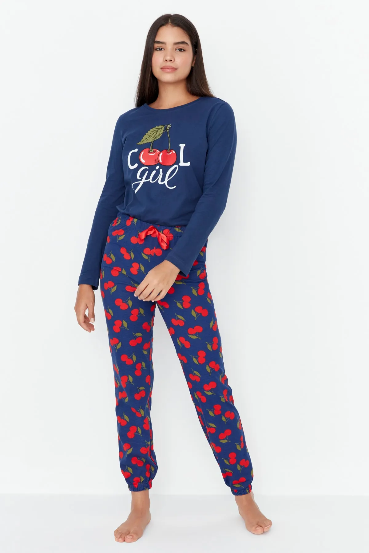 Trendyol Collection  Marineblaues gestricktes Pyjama-Set aus 100 % Baumwolle mit Kirschmuster THMAW23PT00494