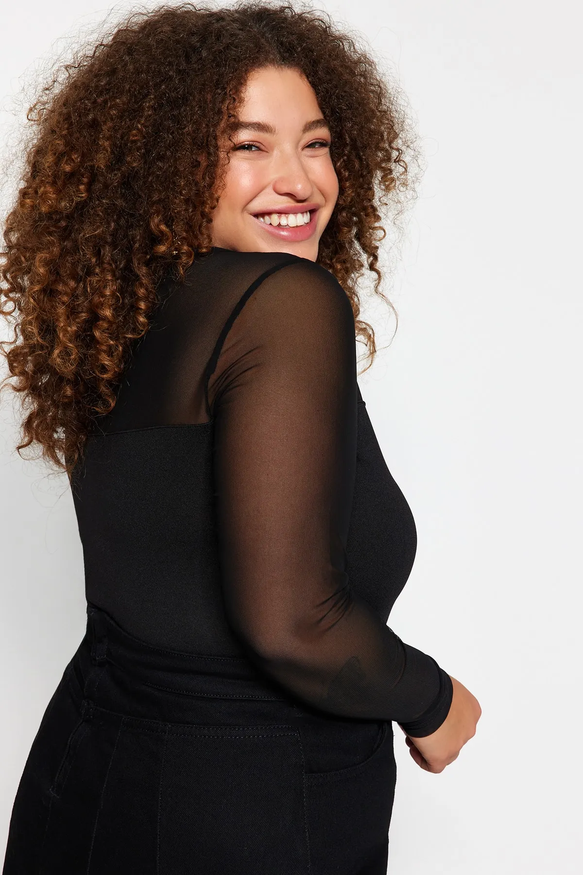 Trendyol Curve  Schwarze, detaillierte Strickbluse aus Tüll mit herzförmigem Ausschnitt TBBAW24AF00015