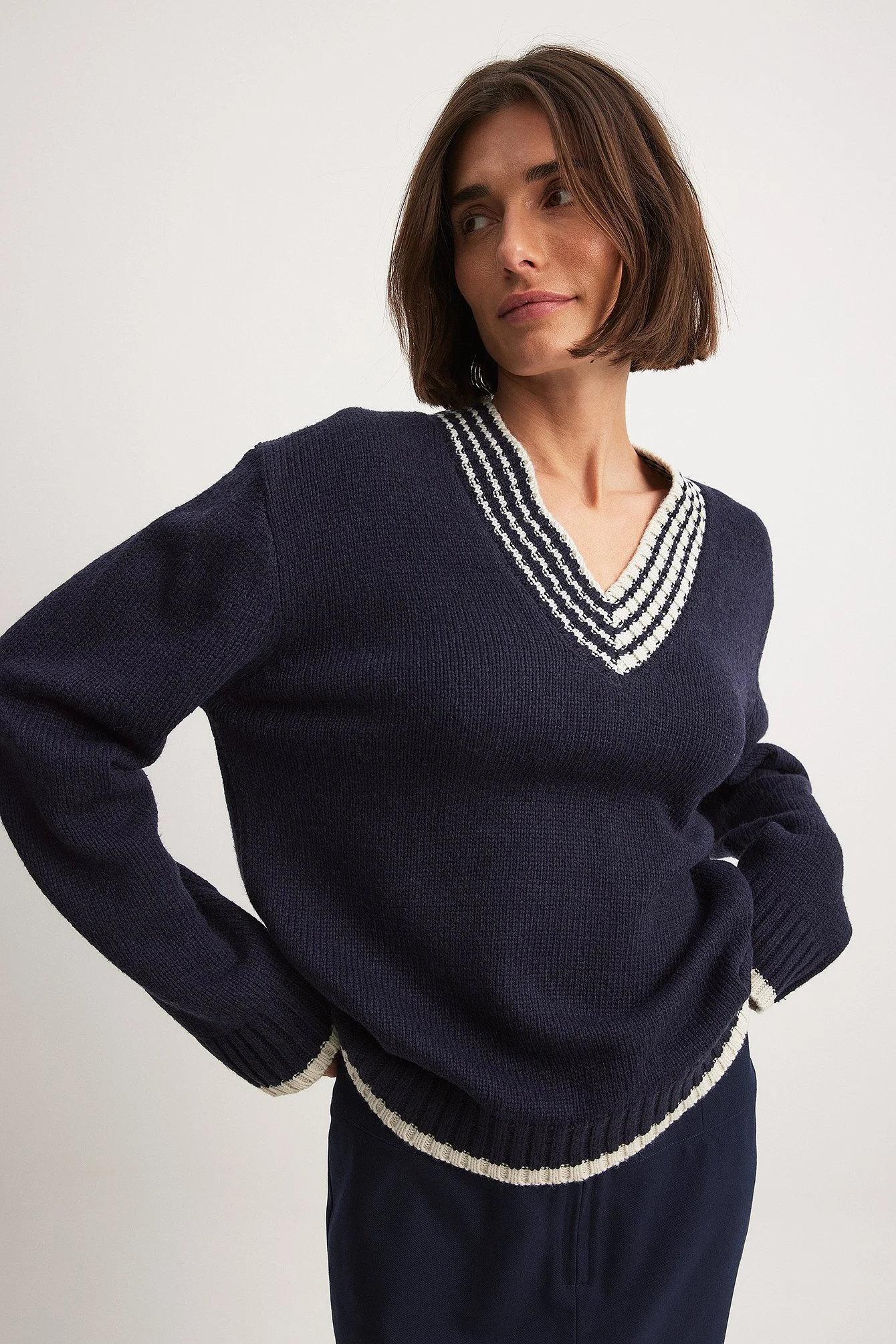 Oversized-Pullover mit V-Ausschnitt und Kontrastdetail