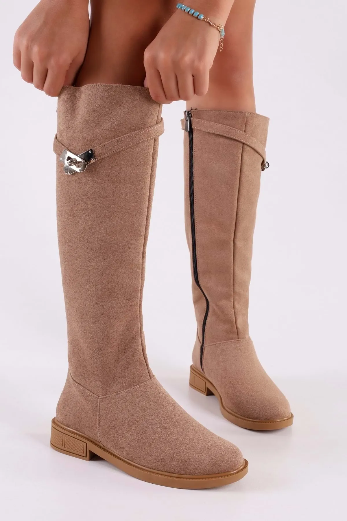 Shoeberry  Damen-Stiefel „Titan“ aus Nerz-Wildleder mit Schnalle und flachem Absatz, Nerz-Wildleder
