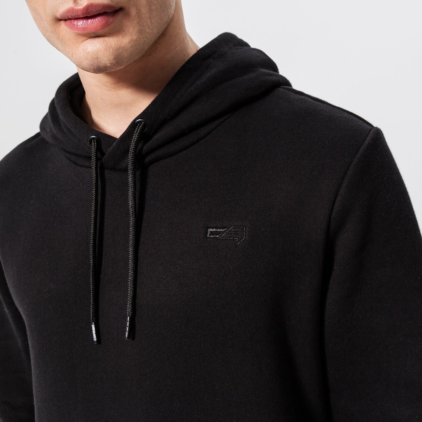 CONFRONT HOODIE ESSENTIAL Schwarz