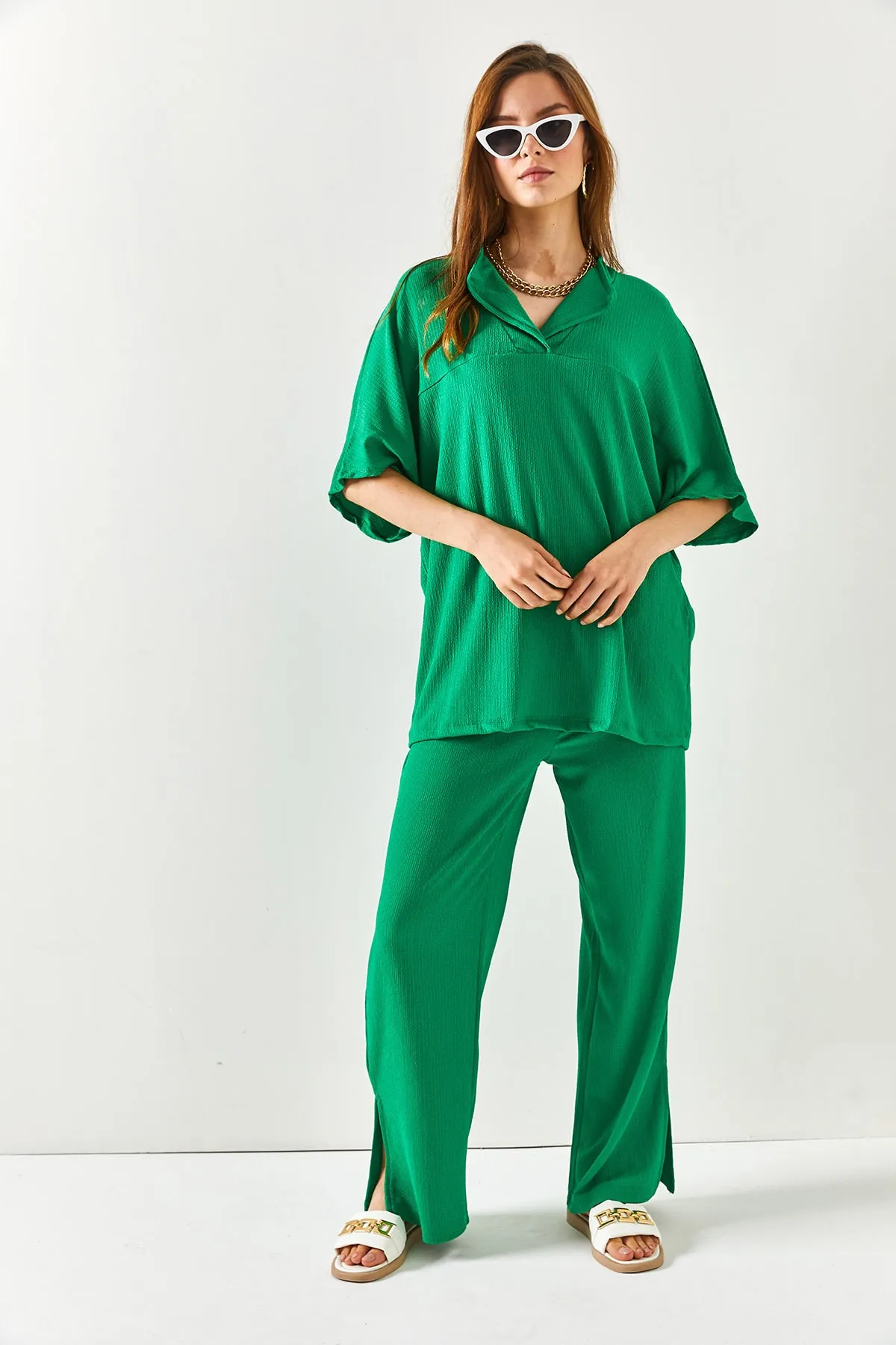 Olalook  Grasgrünes Damen-Set mit Oberteil, Kragen, Schlitz und Hose TKM-19000185
