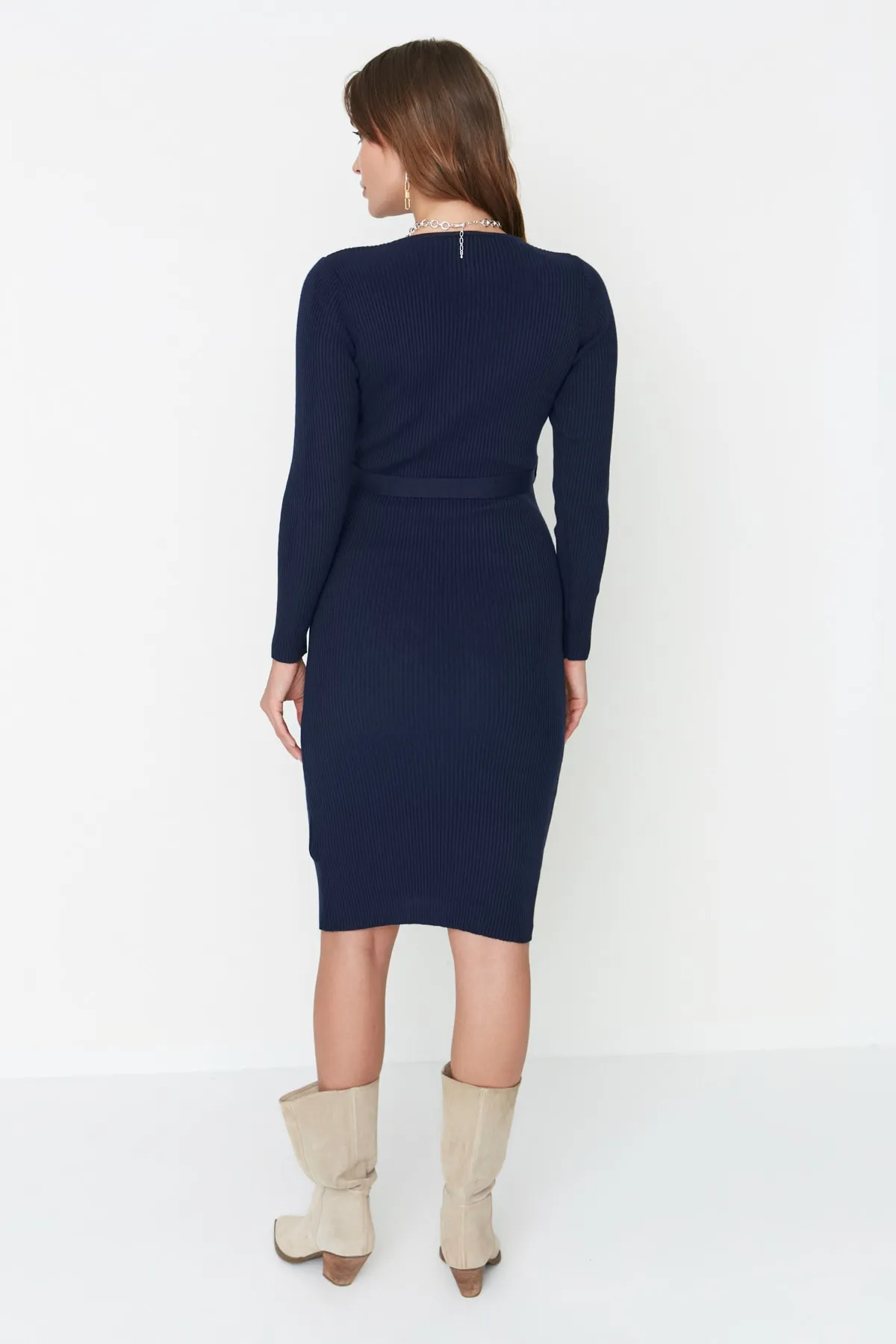 Trendyol Collection  Marineblaues, dunkelblaues, tailliertes Midi-Strickkleid mit Gürtel TWOAW22EL0009 Kleid TWOAW22EL0009