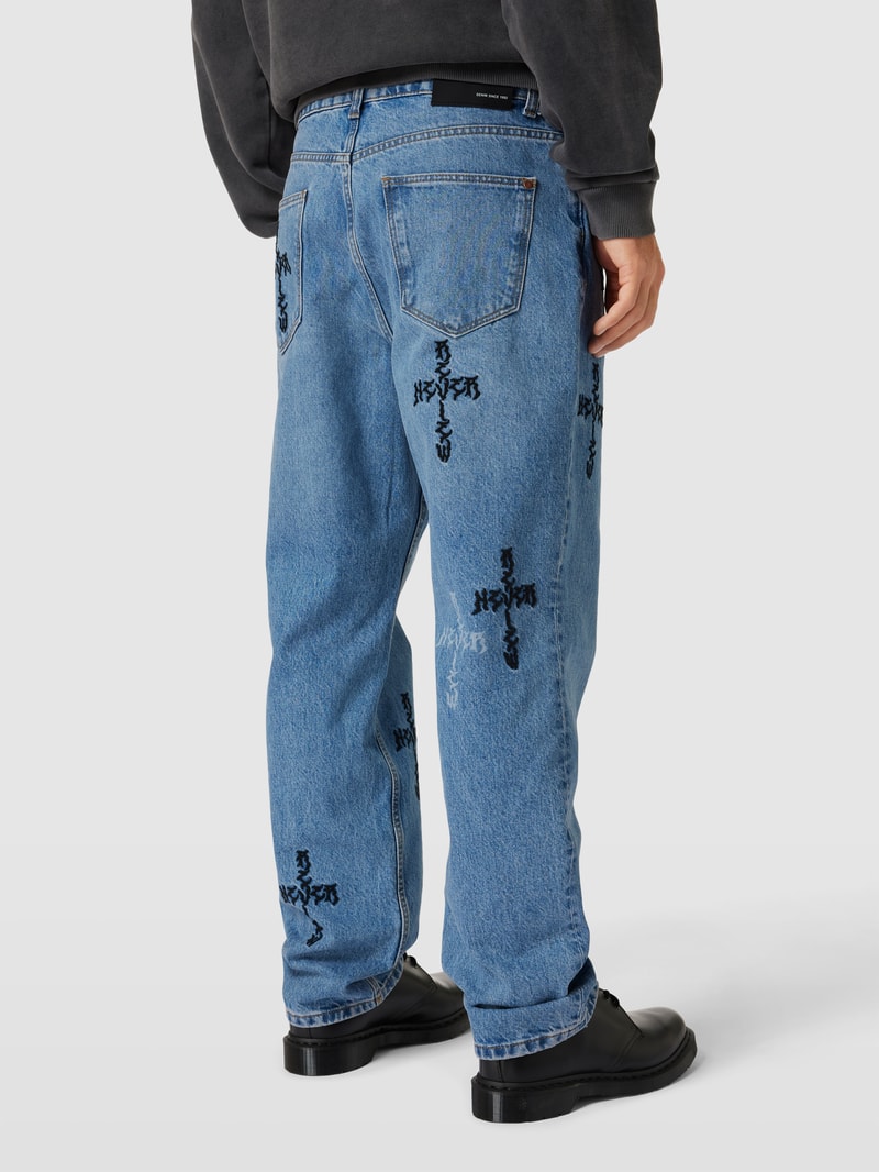 Jeans mit Label-Stitchings in blau