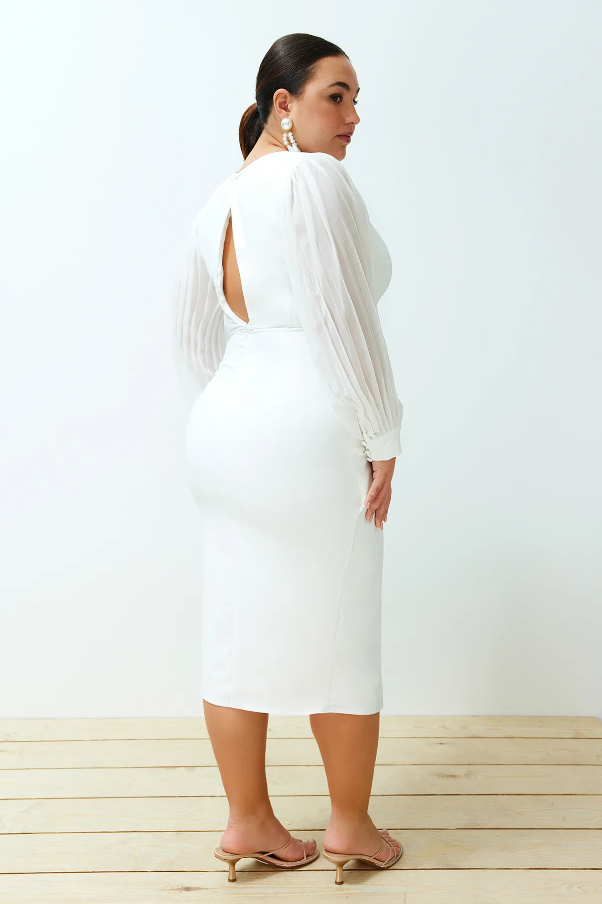 Trendyol Curve  Finike – Gewebtes weißes Kleid in Übergröße