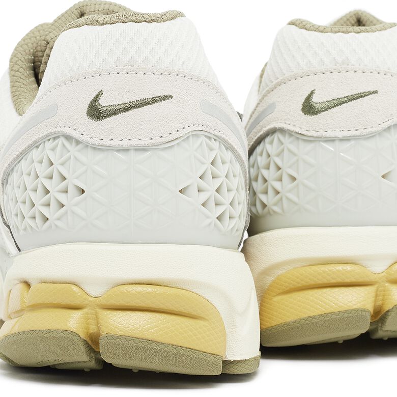 NIKE Zoom Vomero 5 