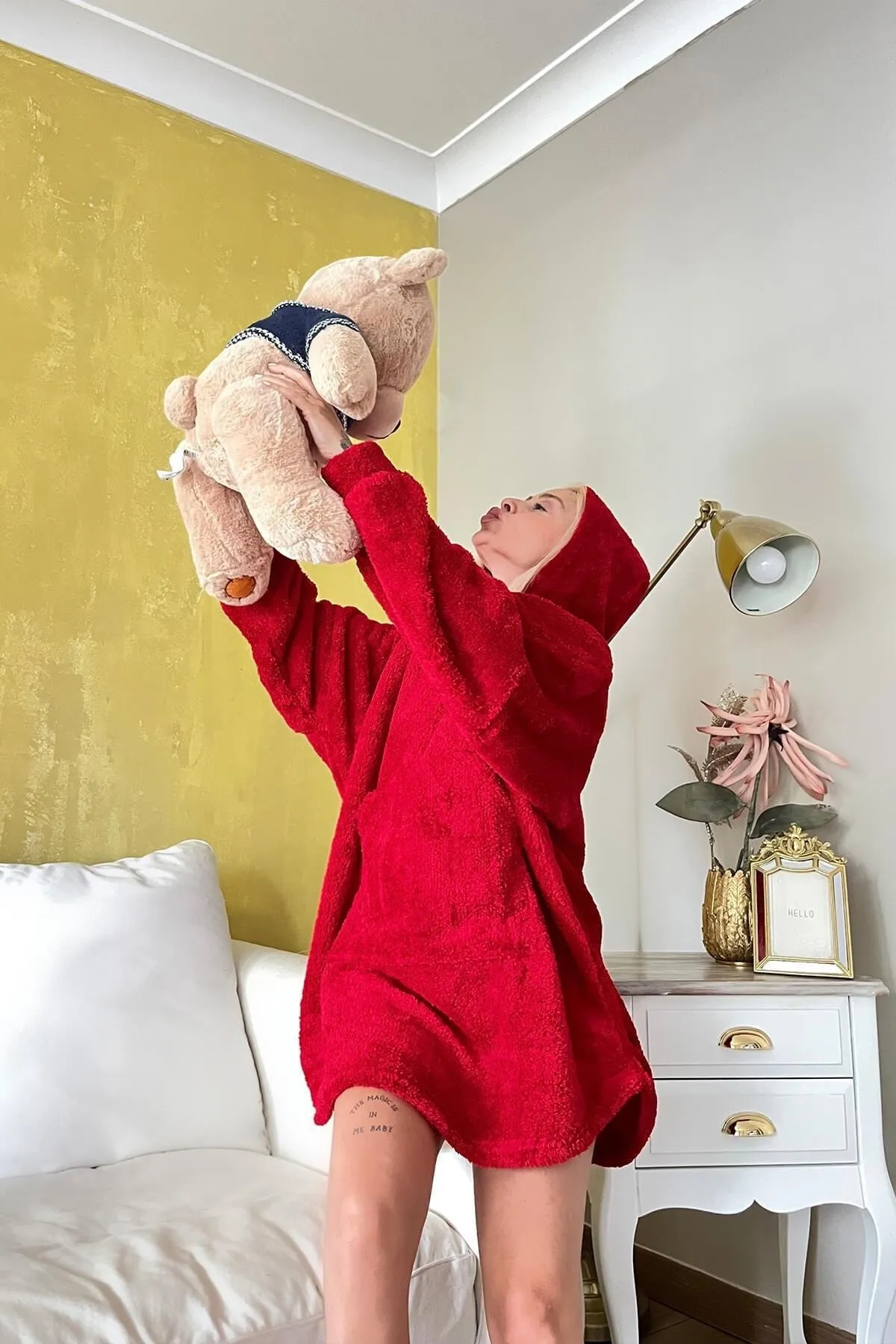 Pijamaevi  Roter, übergroßer Sweat-Poncho-Pyjama aus Vollplüsch mit Kapuze