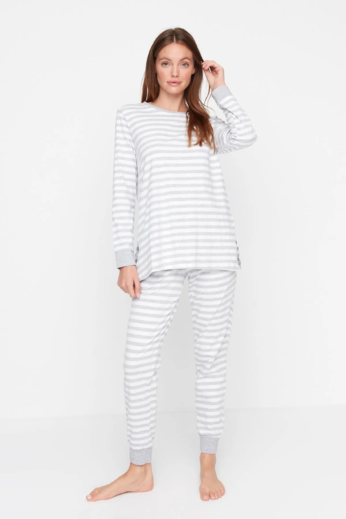 Trendyol Collection  Graues gestreiftes T-Shirt-Jogger-Pyjama-Set aus 100 % Baumwolle mit Strickmuster THMAW21PT0565