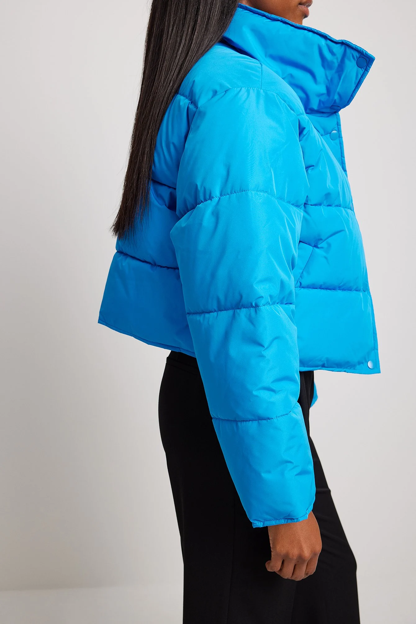 Recycelte kurze gefütterte Jacke mit Druckknöpfen
