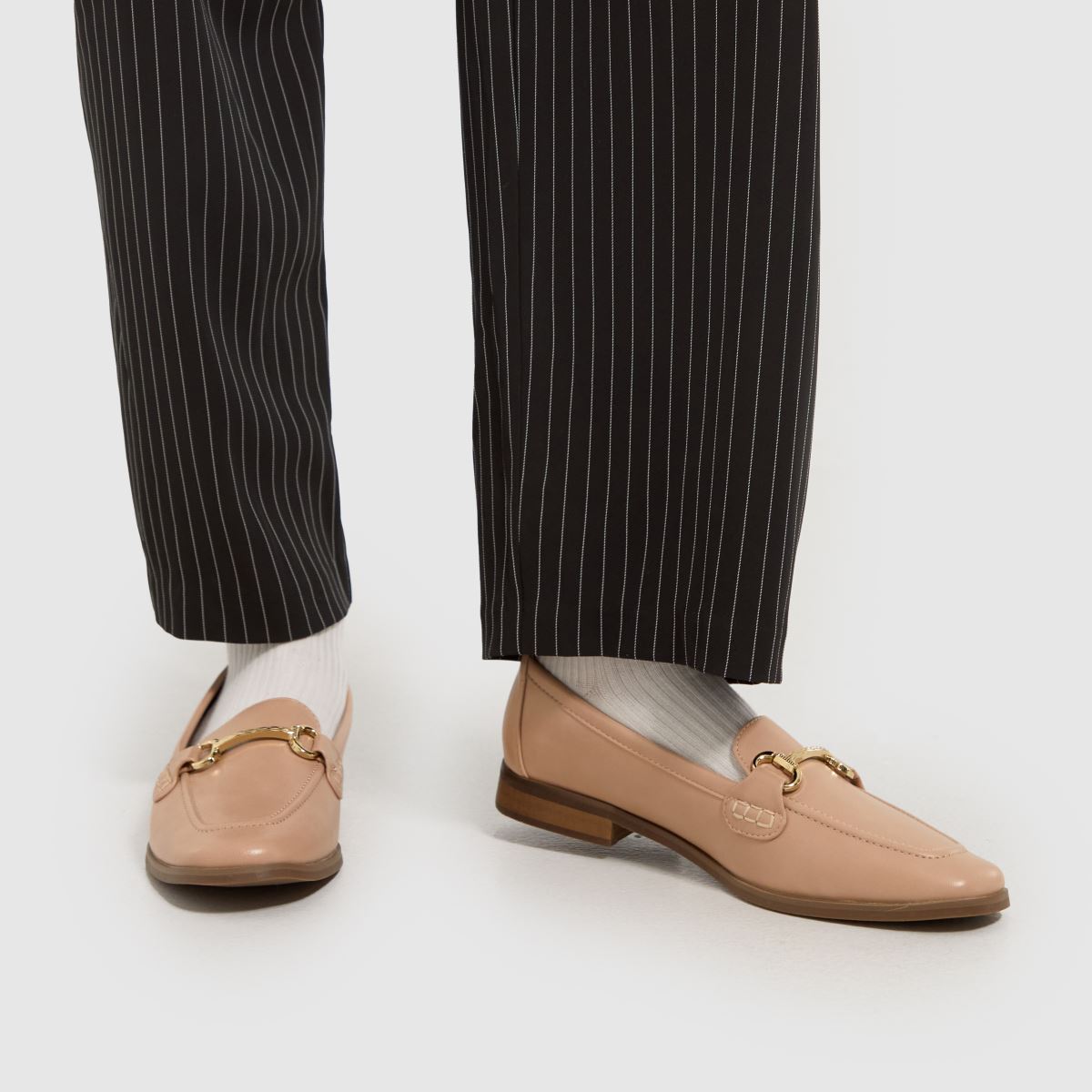 Schuh Lucena – Naturfärgade platta loafers med rem