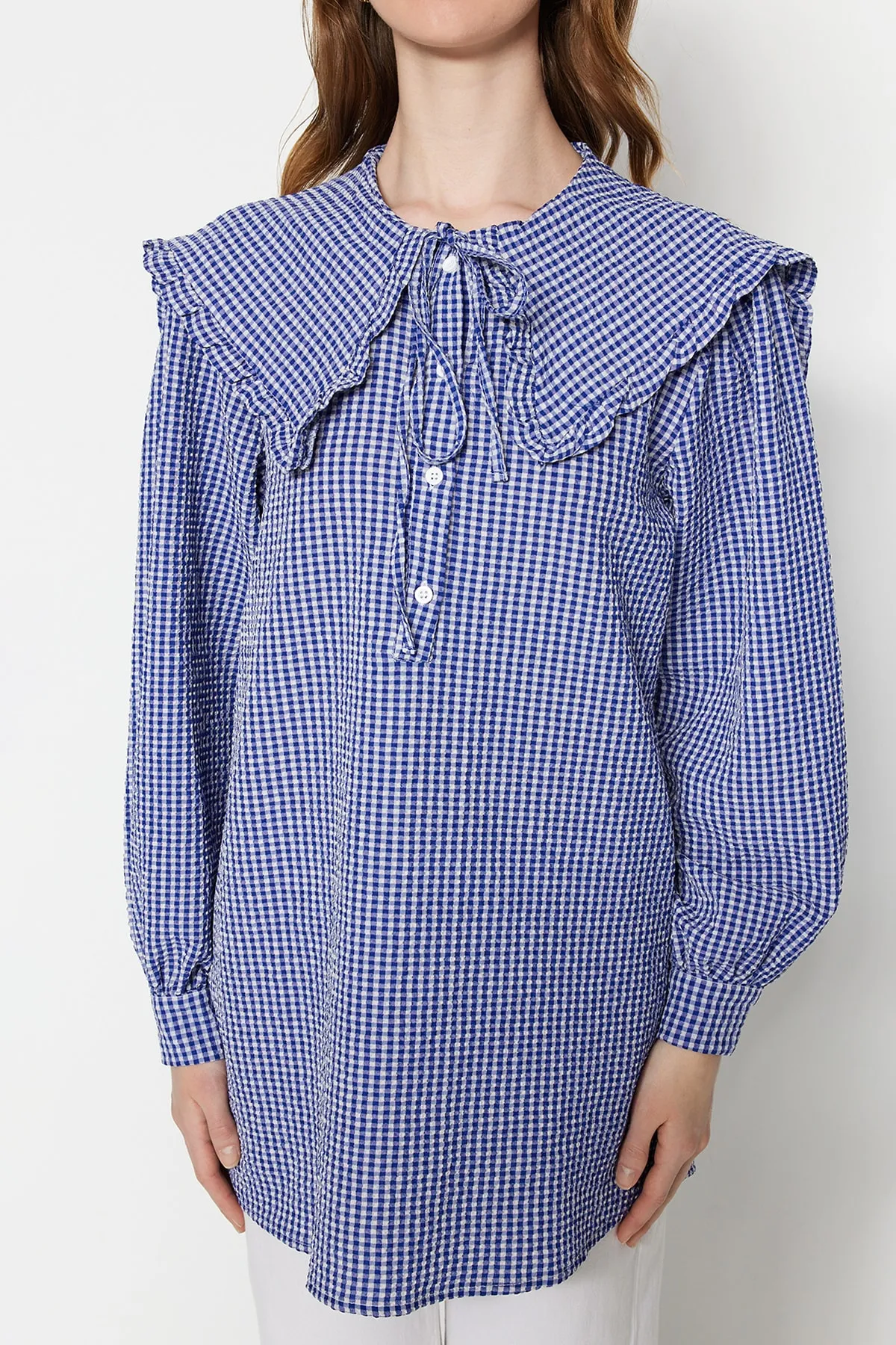 Trendyol Modest  Blaue, gewebte Tunika mit Gingham-Muster und Babykragen TCTSS23UK00065