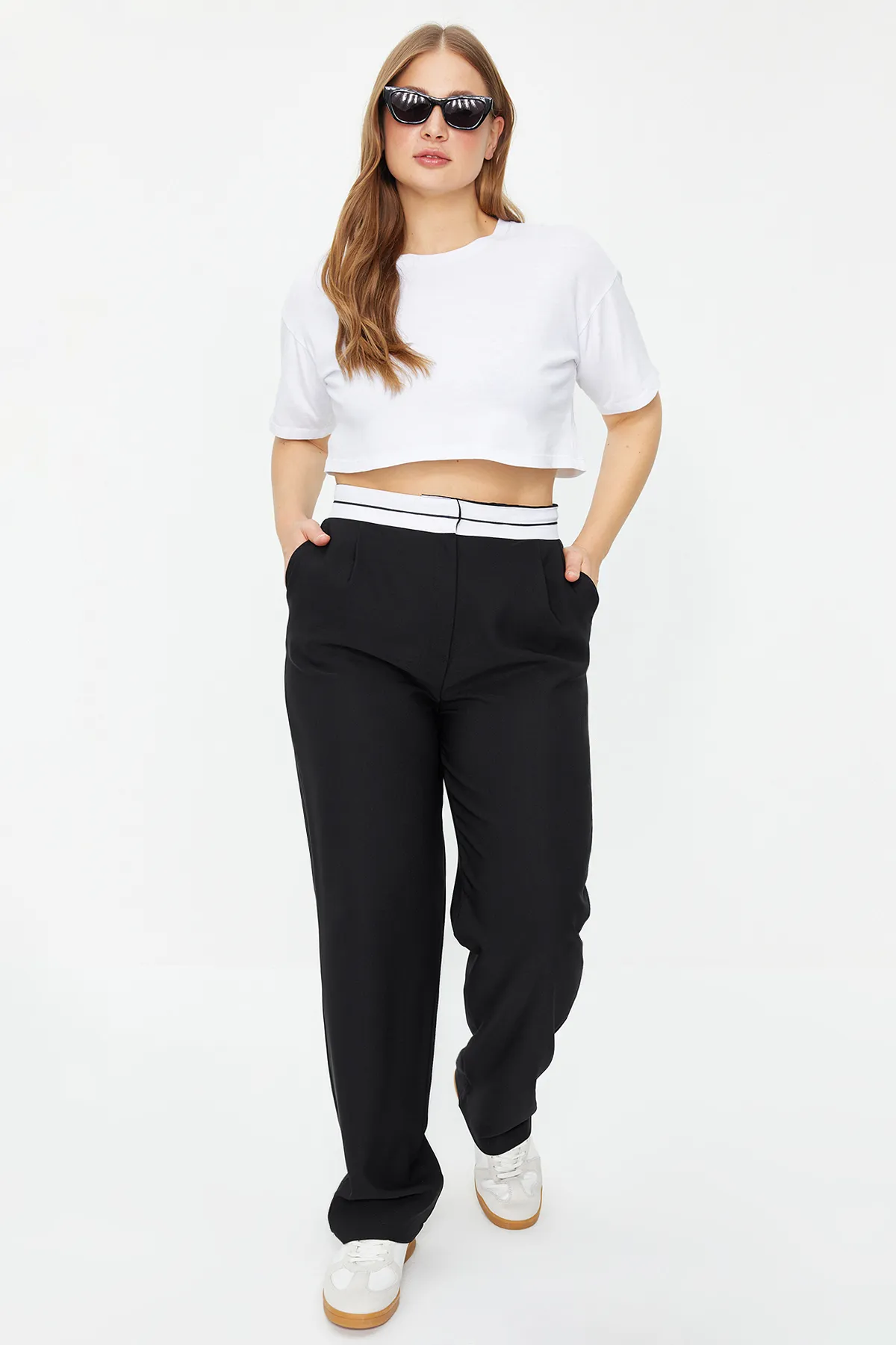 Trendyol Curve  Schwarze gewebte Finike-Hose in Übergröße mit normaler Taille TBBAW24AR00031
