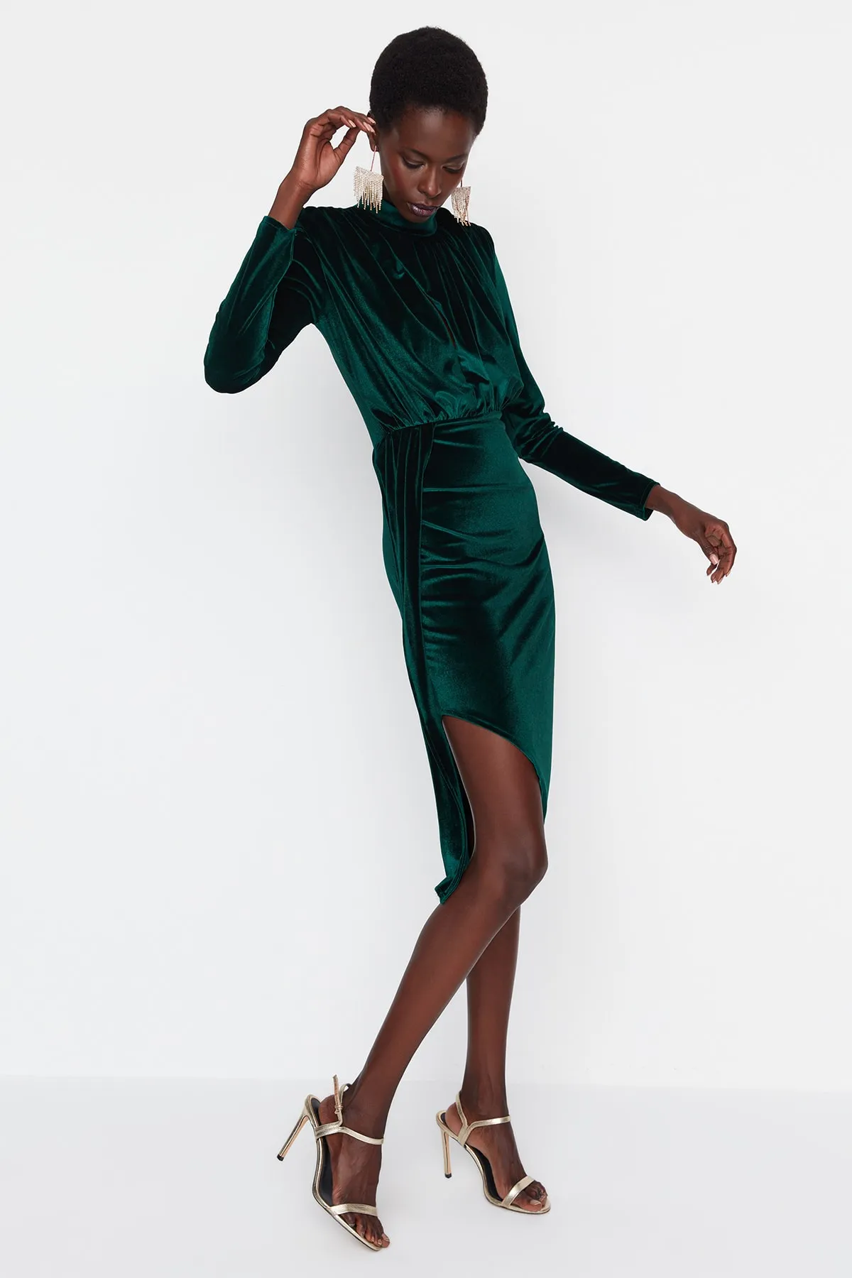 Trendyol Collection  Smaragdgrünes, detailliertes, drapiertes Samt-Abendkleid TPRAW23EL00202