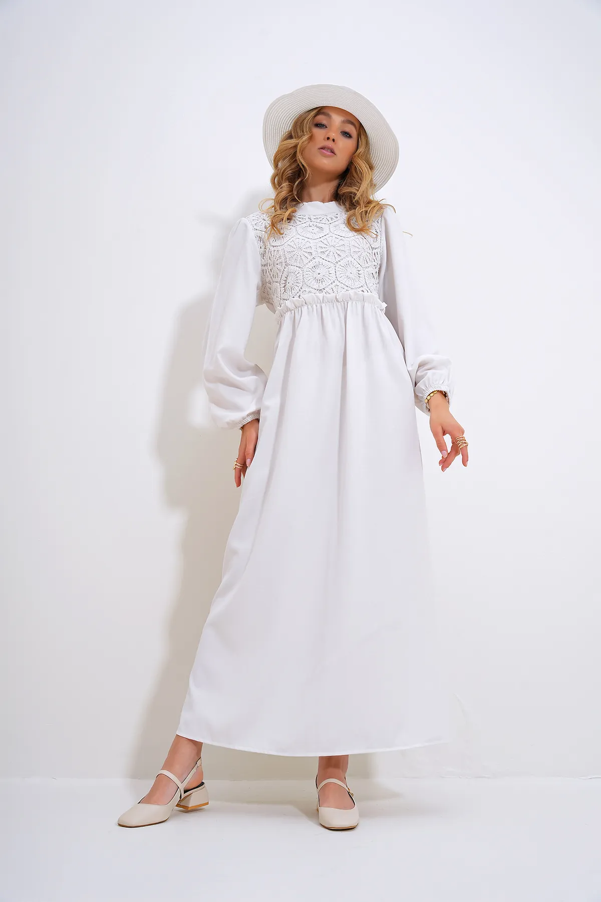 Trend Alaçatı Stili  Weißes Damen-Kleid mit Stehkragen, gehäkeltem geflochtenem Reißverschluss auf der Rückseite ALC-X12025