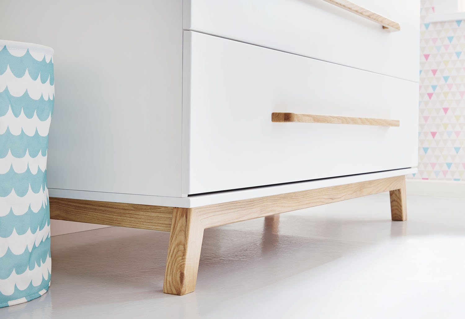 Pinolino® Babyzimmer-Komplettset Riva, (Set, 4-St., Kinderbett, Wickelkommode, Schrank, Wandregal), breit; mit Kinderbett, Wickelkommode, 2-trg. Schrank & Wandregal