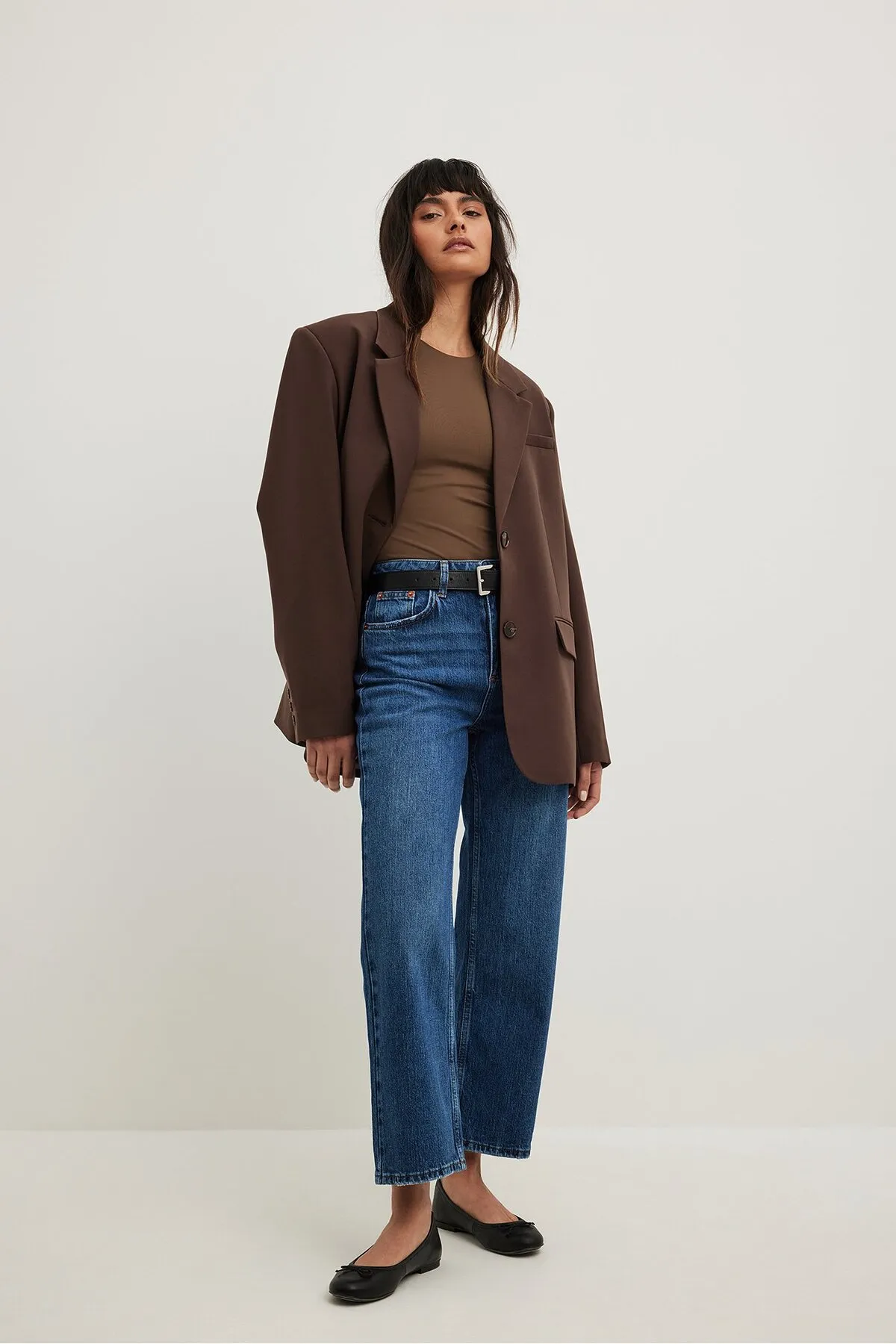 NA-KD  Gerade geschnittene, verkürzte Jeans mit hoher Taille