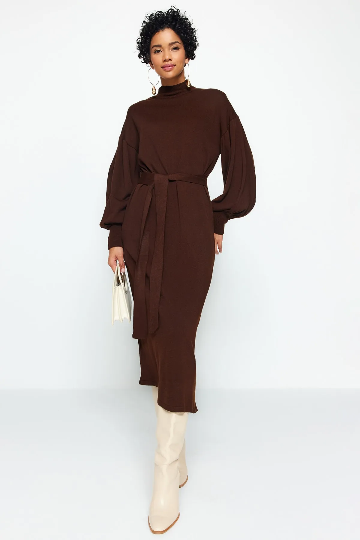 Trendyol Modest  Braunes Strickkleid mit Rollkragen und Ballonärmeln und Gürtel TCTAW24EB00023