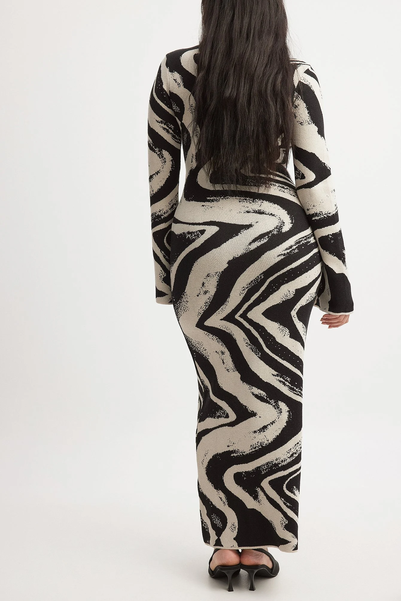 Maxi-Strickkleid mit weiten Ärmeln