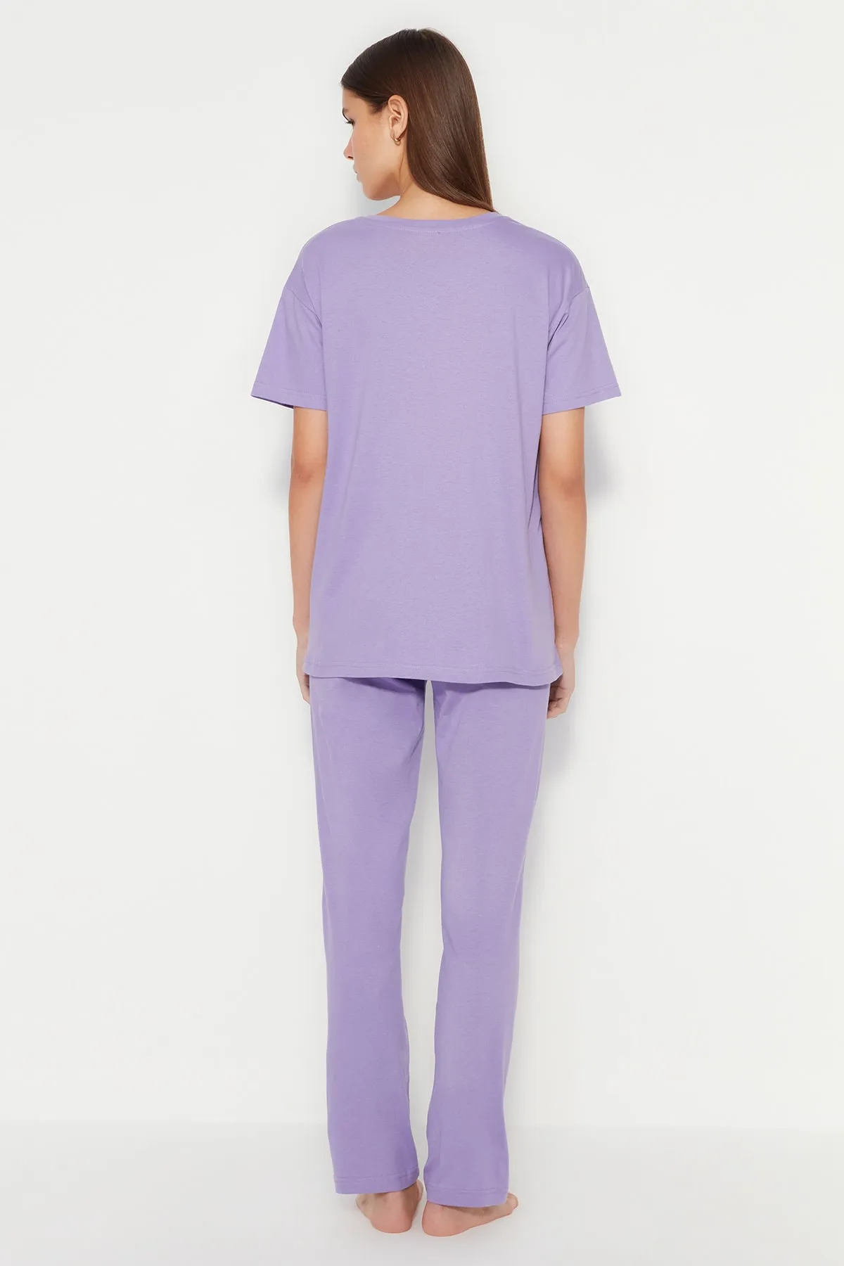 Trendyol Collection  Lilafarbenes, bedrucktes, weit geschnittenes T-Shirt-Hosen-Pyjama-Set aus 100 % Baumwolle mit Taschendetail