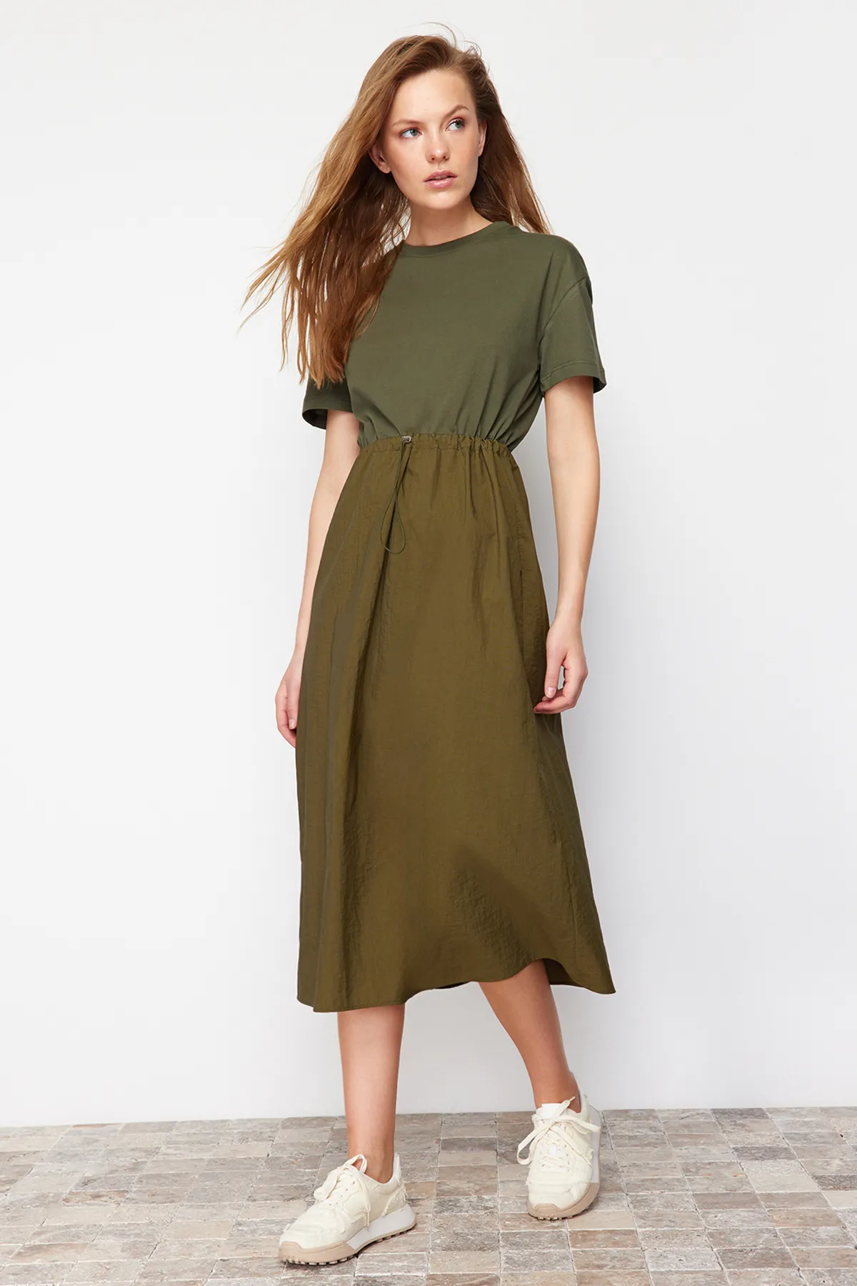 Trendyol Collection  Khakifarbenes A-Linien-Midikleid aus Strickstoff mit Detail TWOSS24EL00447