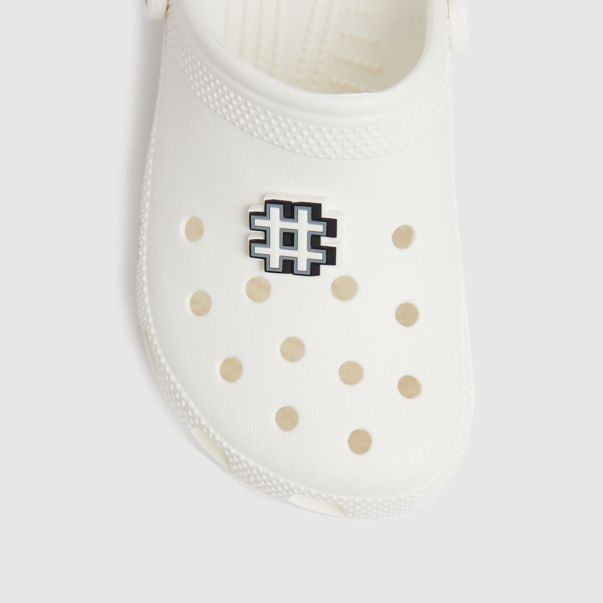 Crocs fehér és fekete jibbitz hashtag