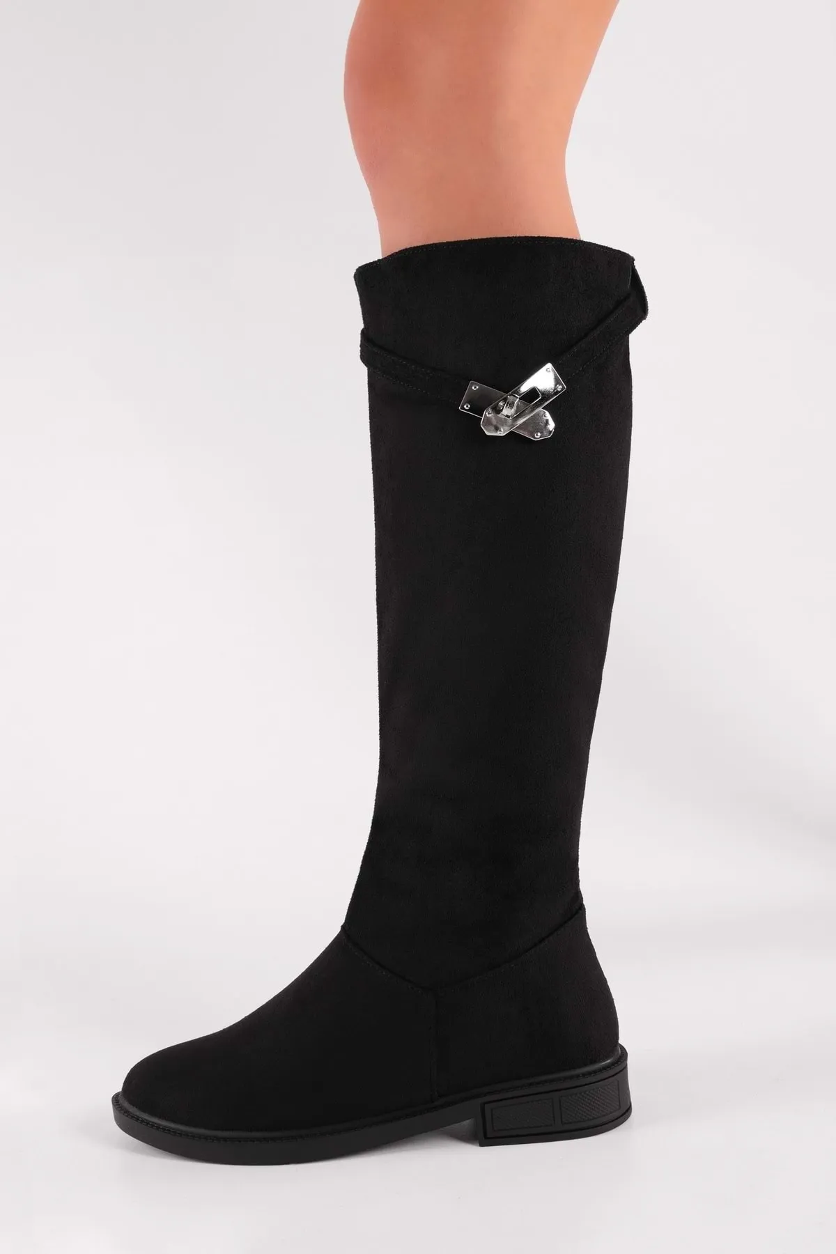 Shoeberry  Damen-Stiefel „Titan“ aus schwarzem Wildleder mit flachem Absatz und Schnalle aus schwarzem Wildleder