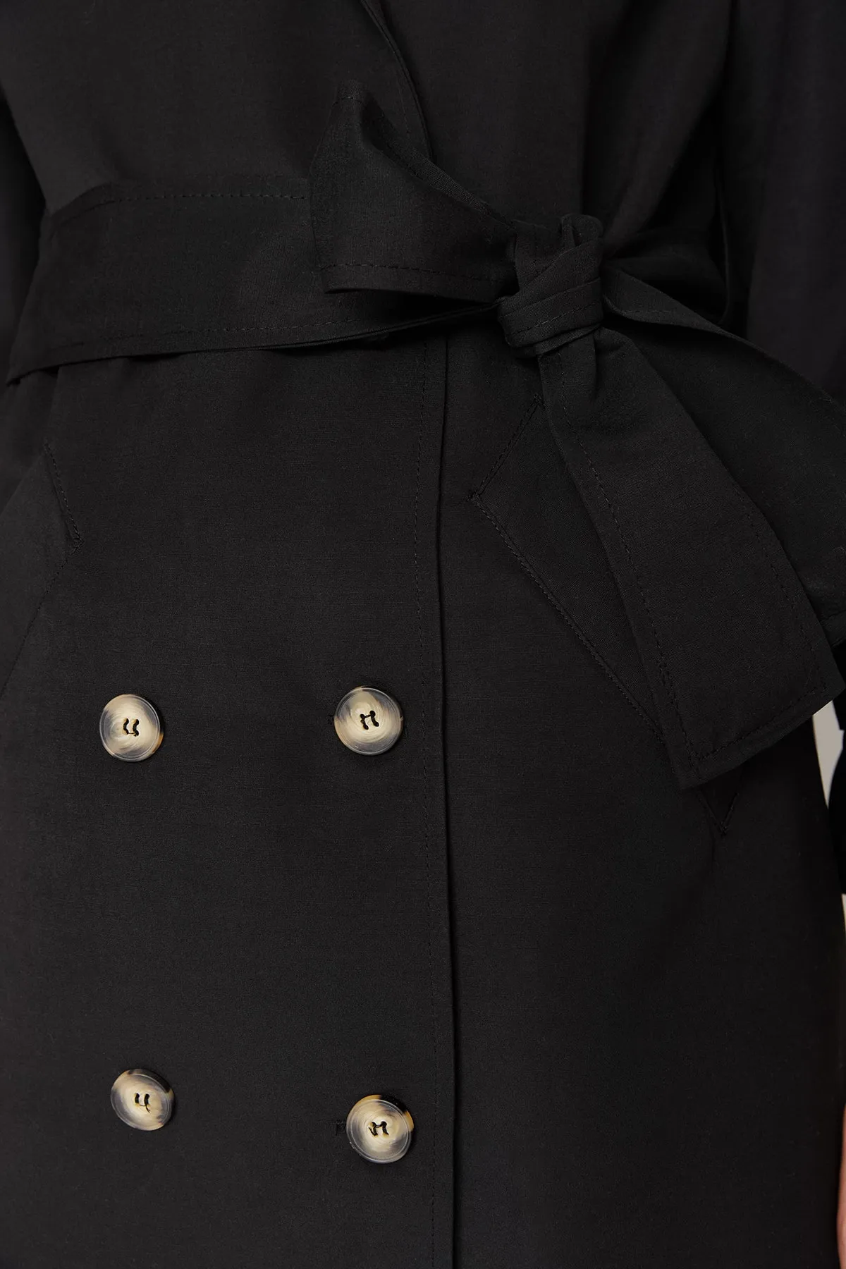 Trendyol Collection  Schwarzer, weit geschnittener, langer, wasserabweisender Trenchcoat mit Gürtel TWOSS21TR0005