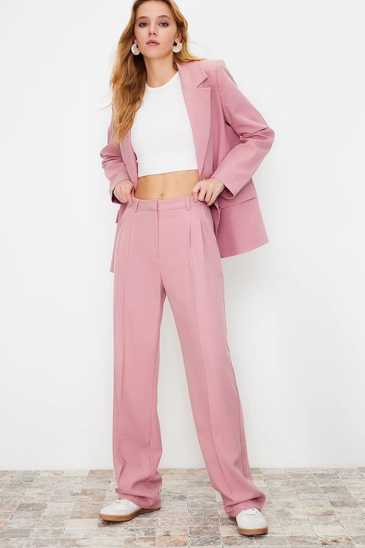 Trendyol Collection  Hellrosa, gerade geschnittene, plissierte Webhose in limitierter Auflage TWOAW23PL00401