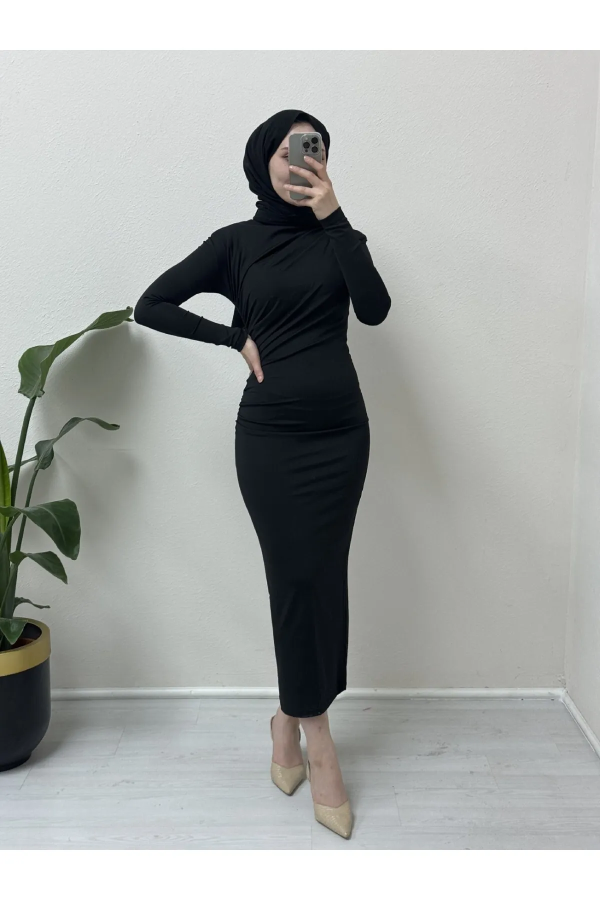 Modamorfo  Langes Skuba-Kleid mit seitlichen Raffungen