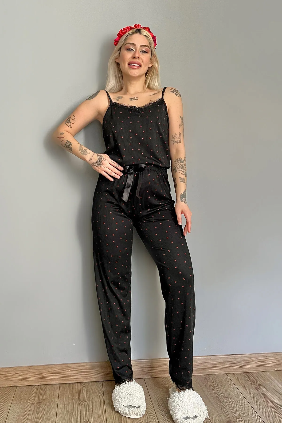 Pijamaevi  Damen-Pyjama-Set aus Strick, schwarz, rot, mit Kirschmuster, Spitze und Riemen