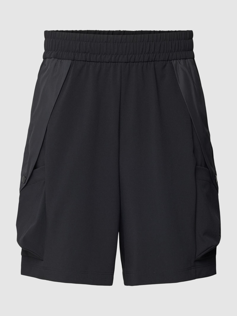 Shorts mit seitlichen Eingrifftaschen in schwarz