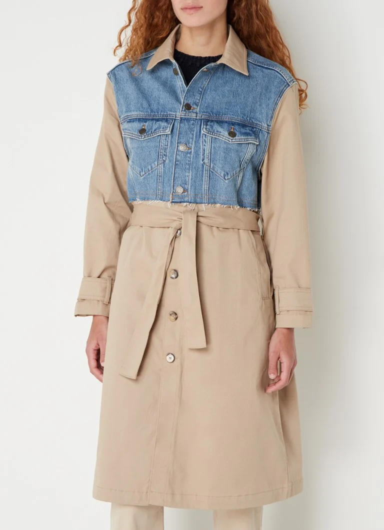 Gabardina Tomy de ba&sh con detalles de mezclilla y cinturón.