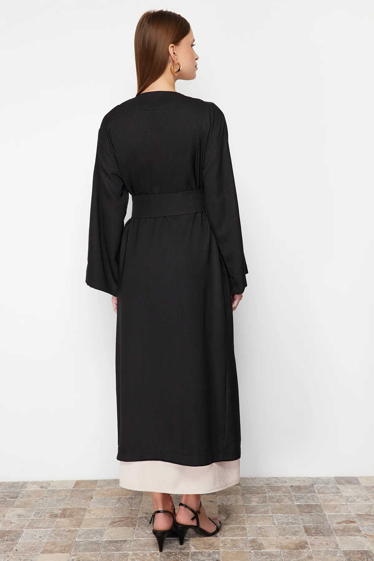 Trendyol Modest  Schwarzer gewebter Kimono und Kaftan in Leinenoptik mit Bindedetail an der Taille TCTSS24KK00001