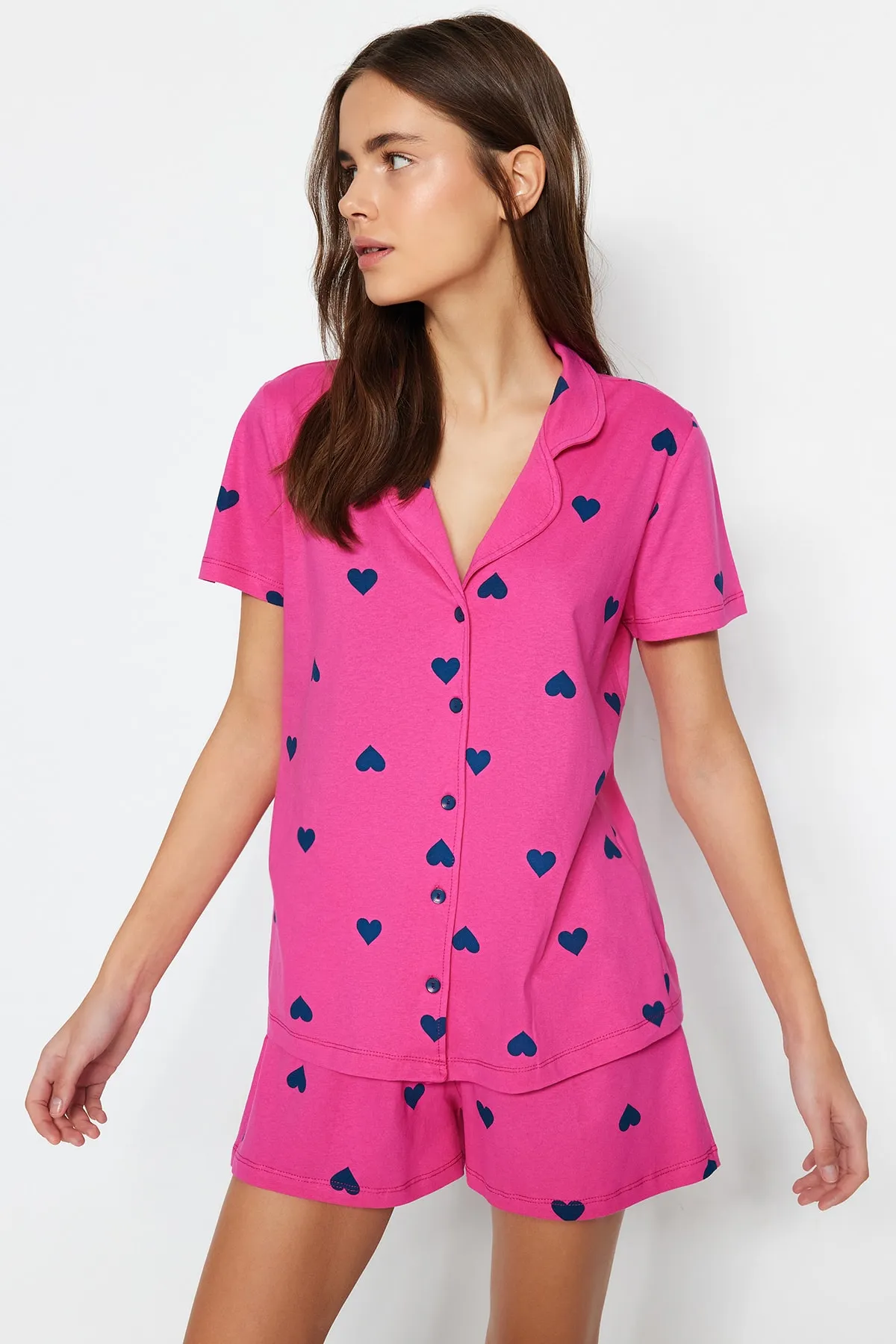 Trendyol Collection  Rosa gestricktes Pyjama-Set mit Hemd und Shorts aus 100 % Baumwolle mit Herzmuster THMSS21PT0756
