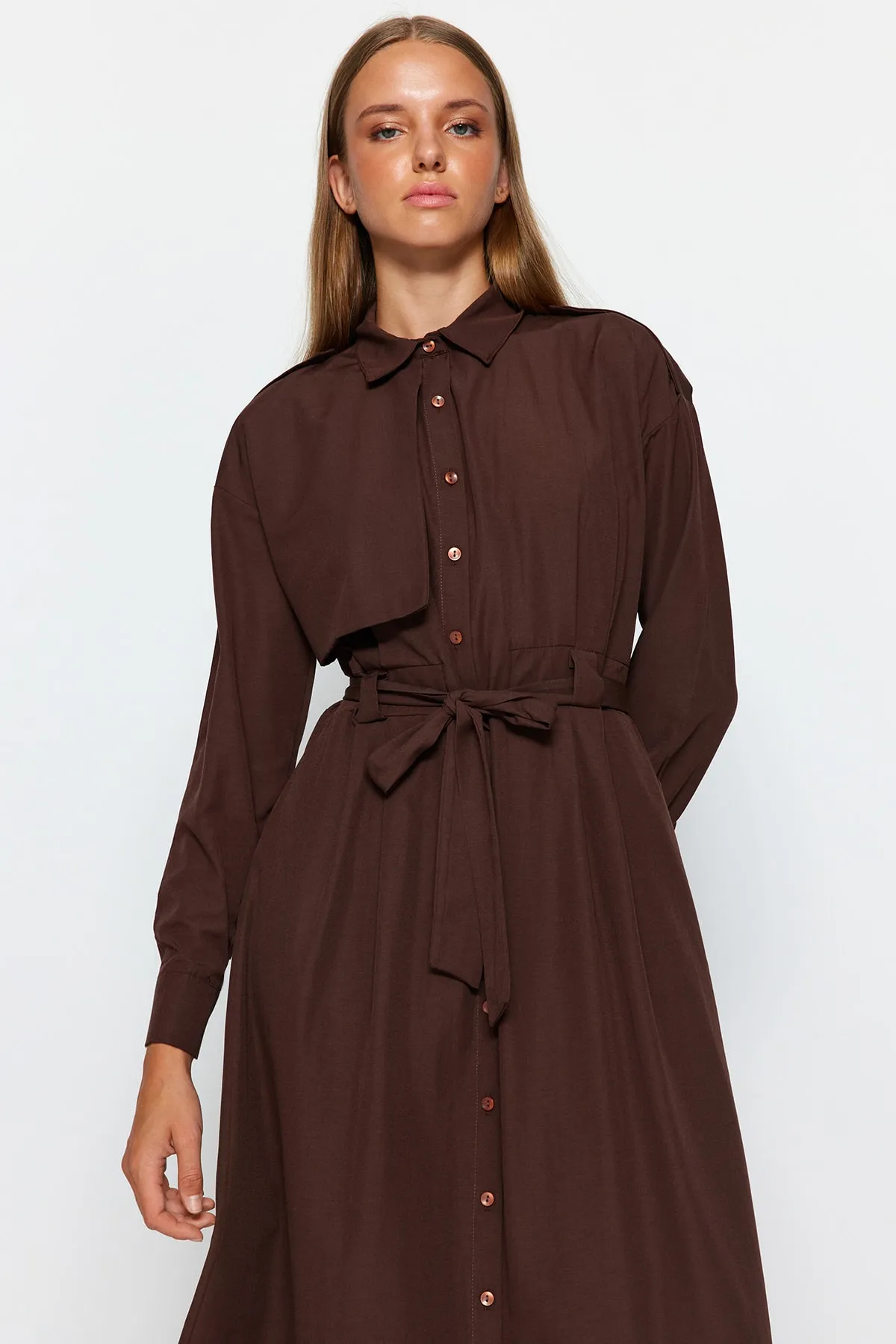 Trendyol Modest  Braunes gewebtes Aller Piece-Kleid mit Gürtel TCTAW24EB00092