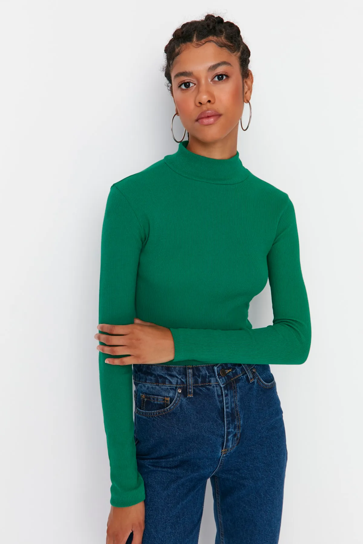 Trendyol Collection  Smaragdgrüne, eng anliegende, langärmelige, gerippte, dehnbare Strickbluse mit hohem Kragen TWOAW21BZ0423