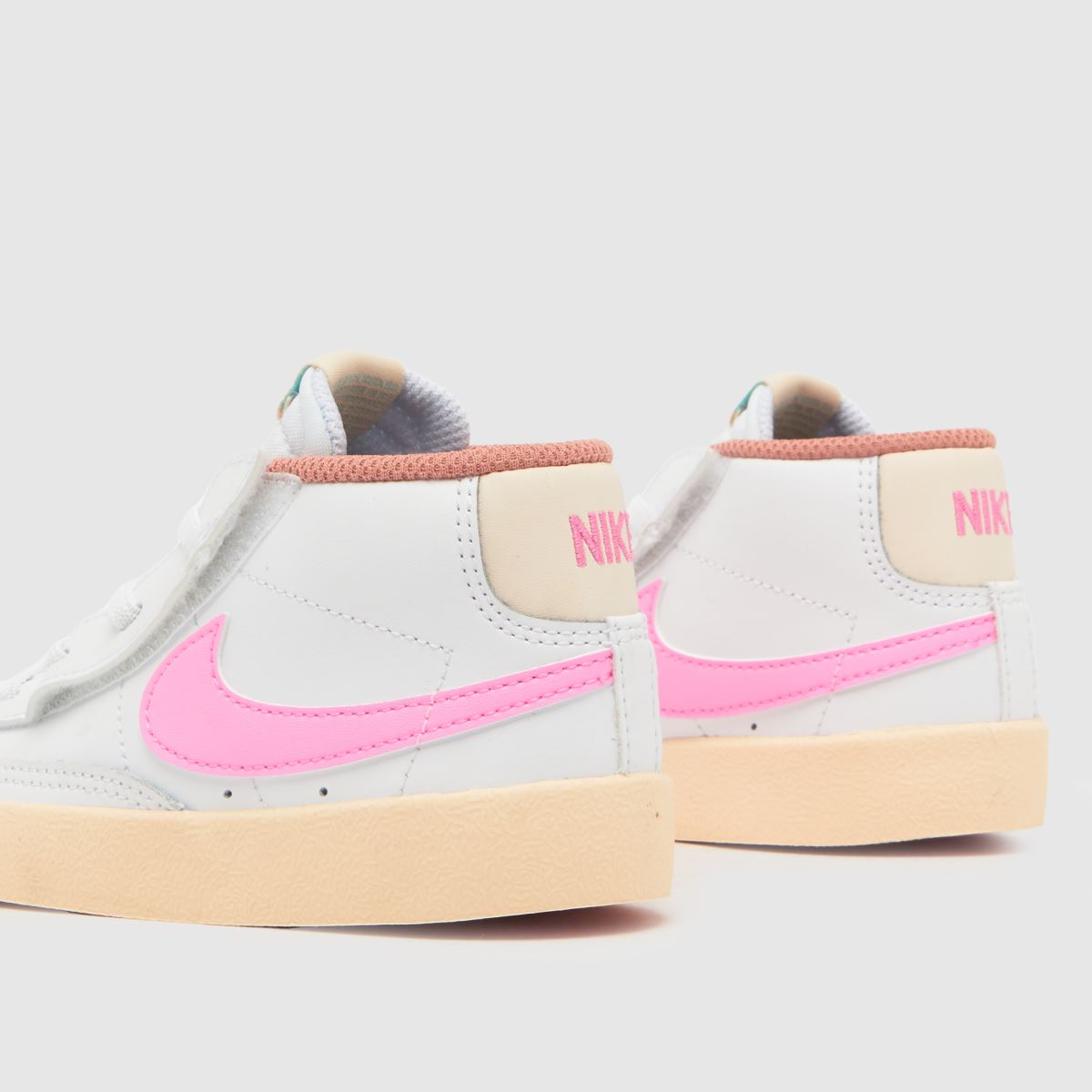 Belo-roza blazer Nike srednje velikosti 77 za malčke