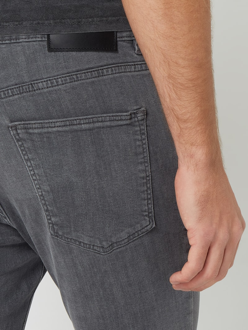 Skinny Fit Jeans mit Label-Patch in mittelgrau