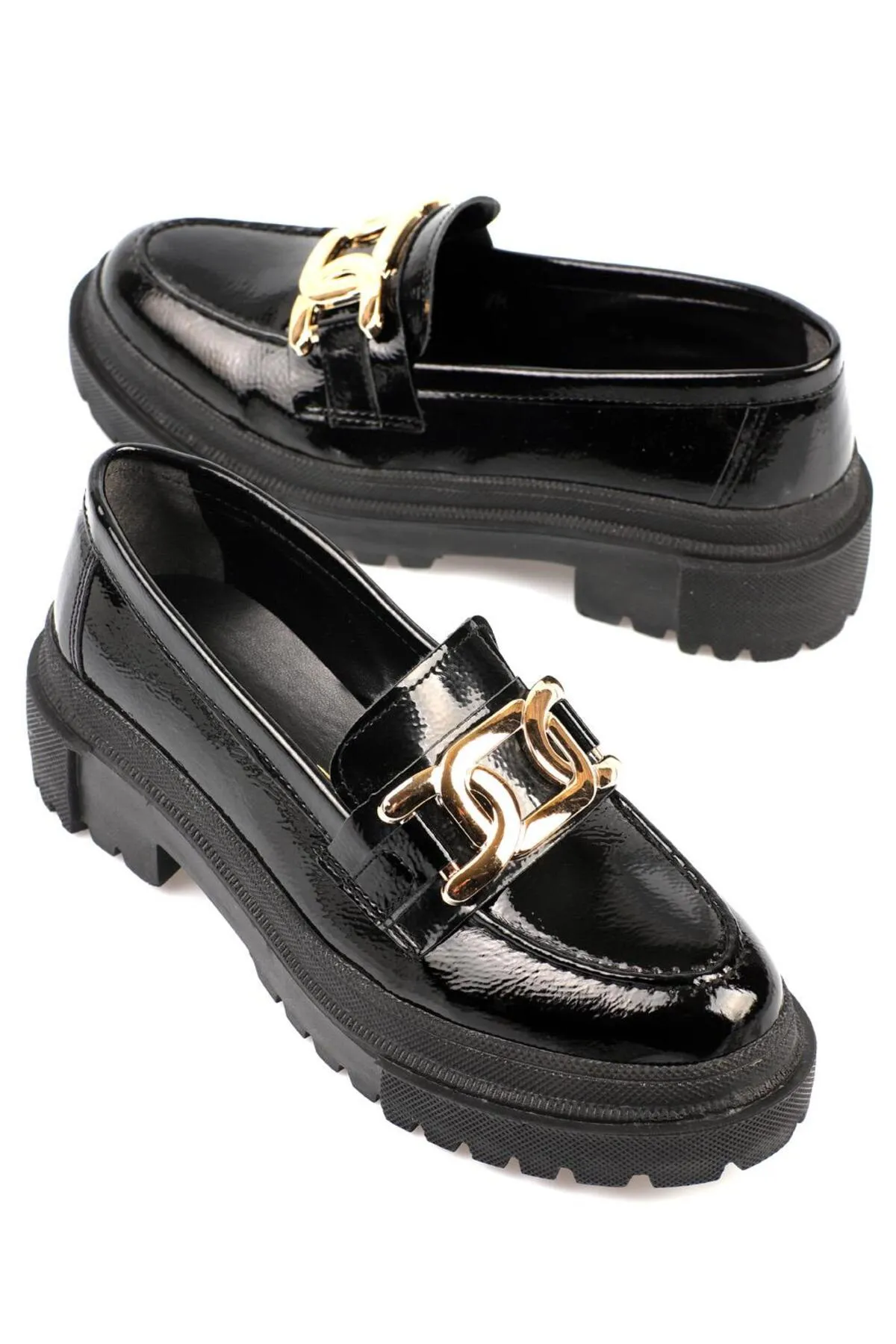 Capone Outfitters  Capone Damen-Loafer mit ovaler Zehenpartie, Metallzubehör, Trak-Sohle, faltiges Lackleder, Schwarz